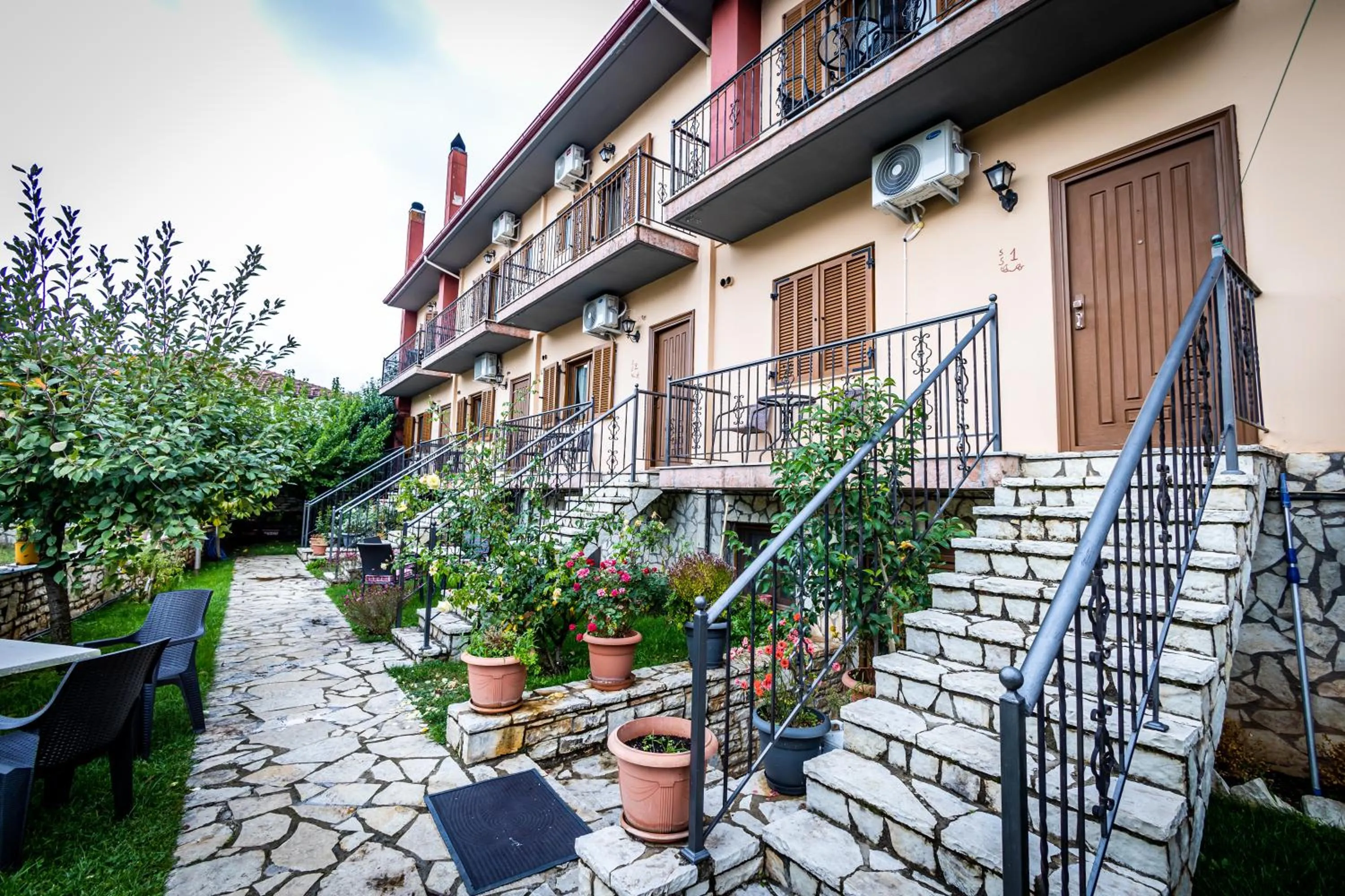 Property building in Enastron