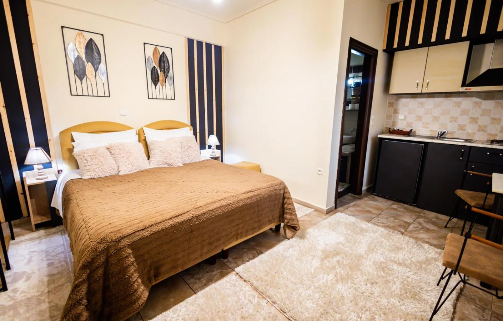 Photo of the whole room, Bed in Enastron