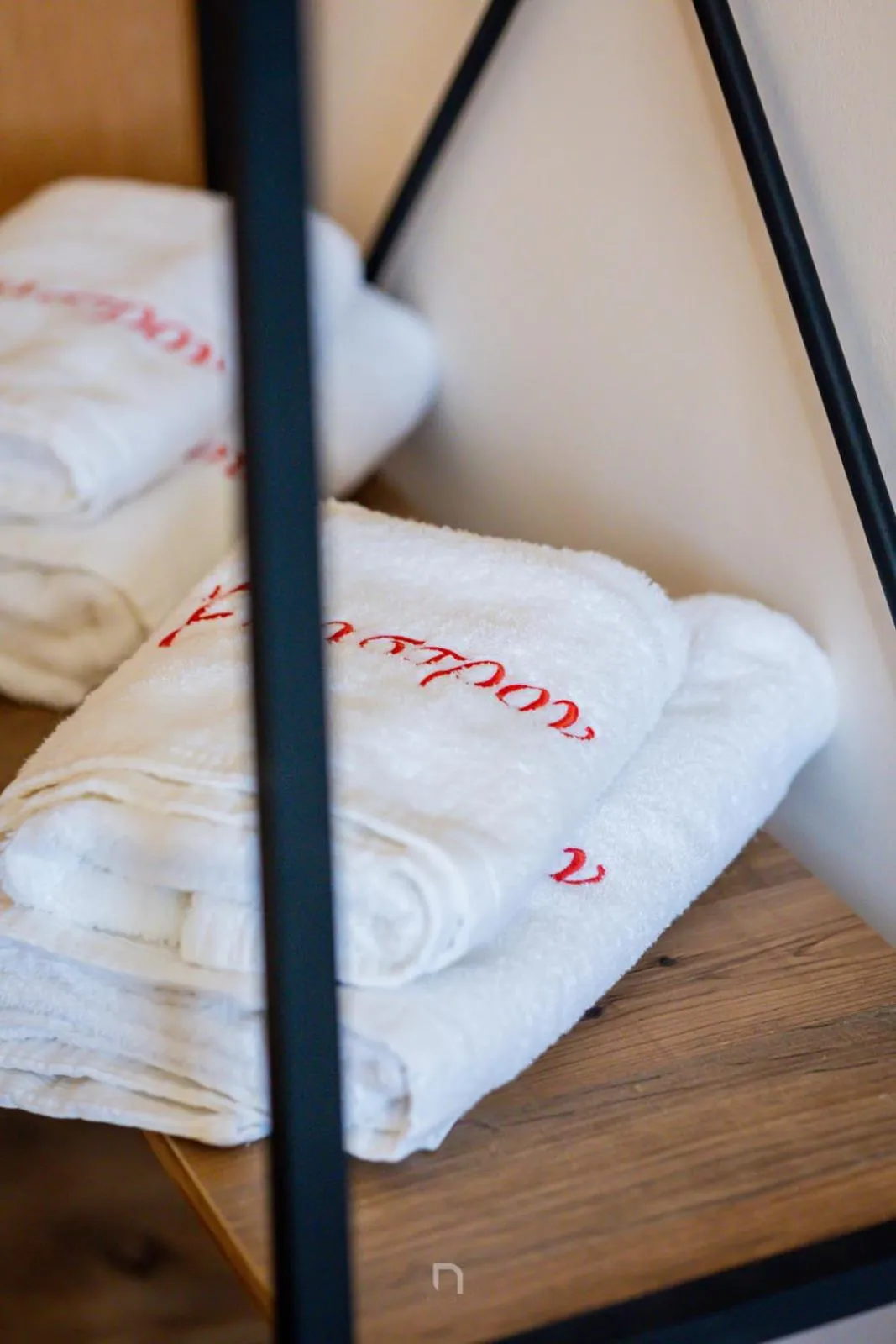 Photo of the whole room, Bed in Enastron