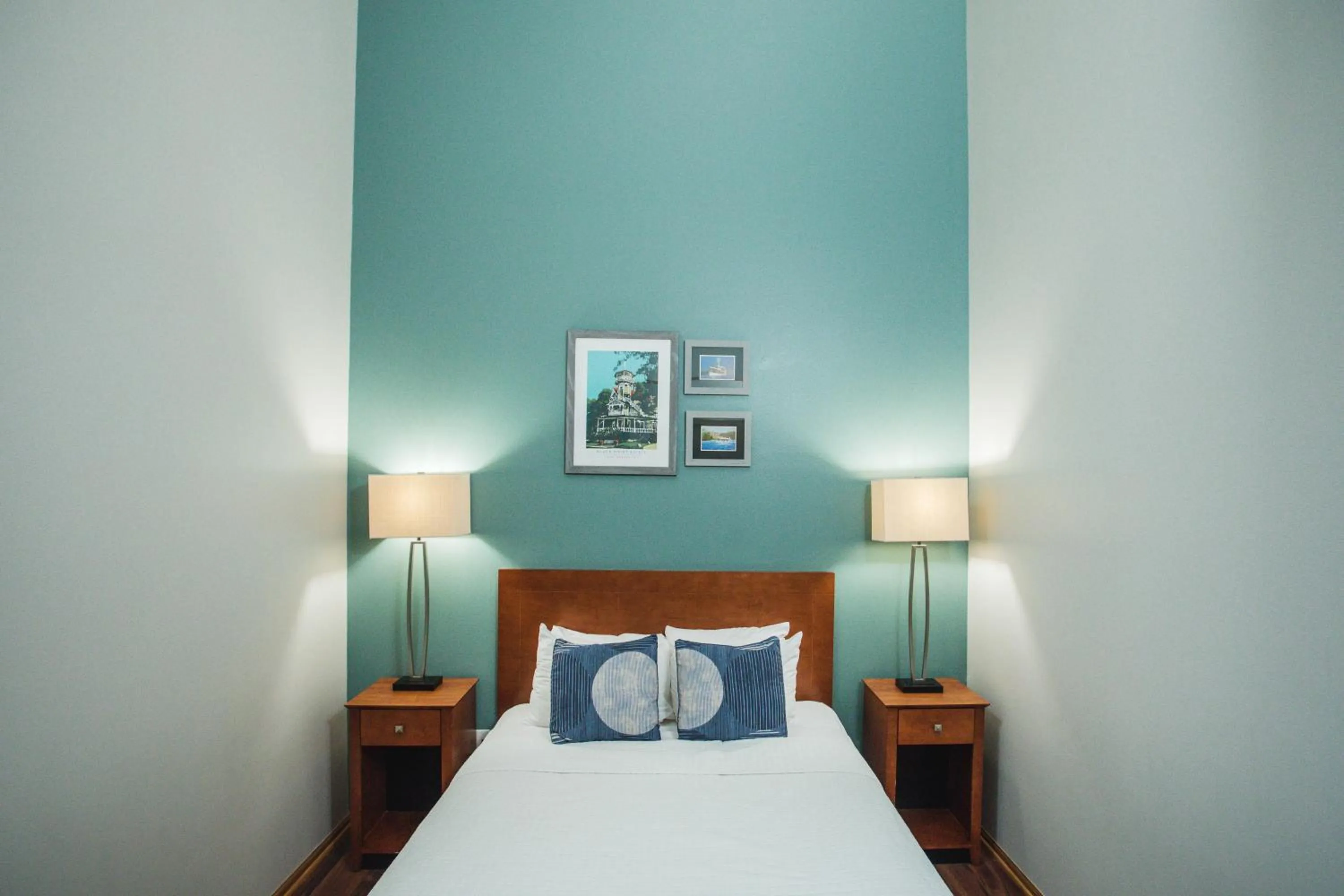 Bedroom, Bed in The Cove of Lake Geneva