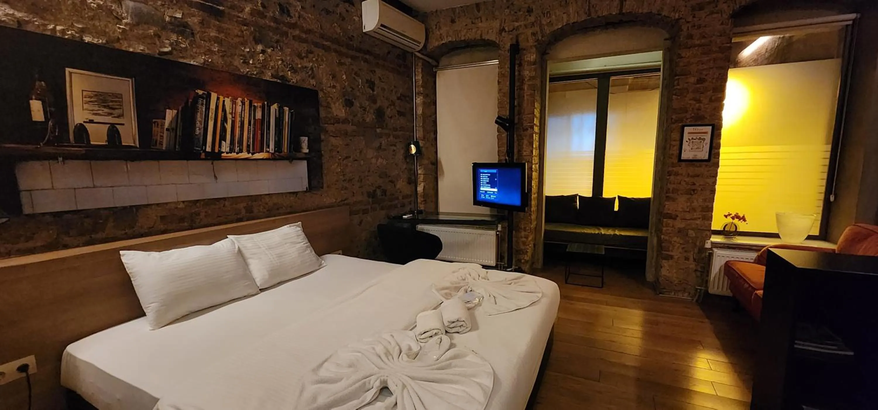 Bed in Taksim Galata Tower, Rooms Galata Historical Hotel