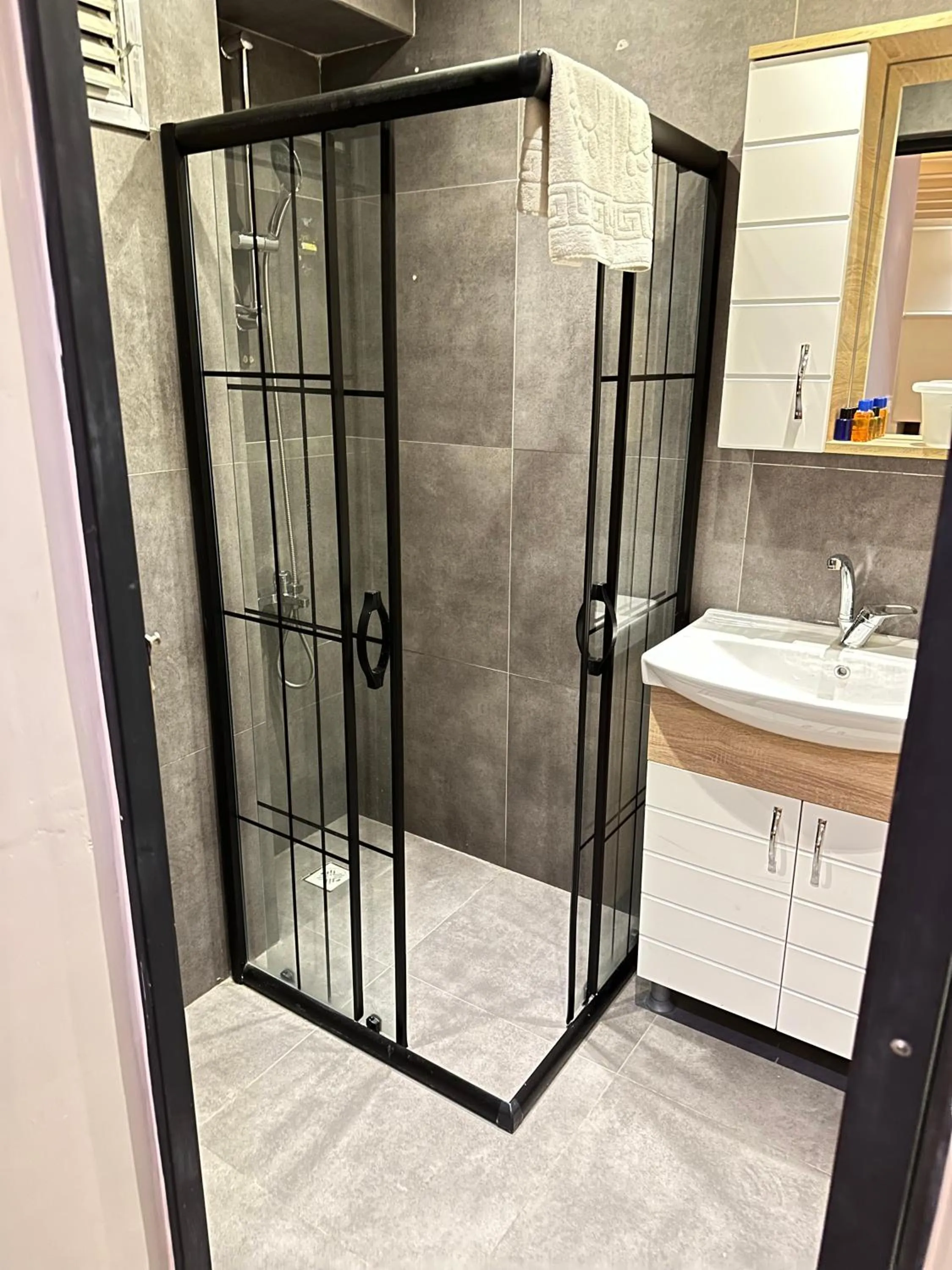 Shower in Taksim Galata Tower, Rooms Galata Historical Hotel