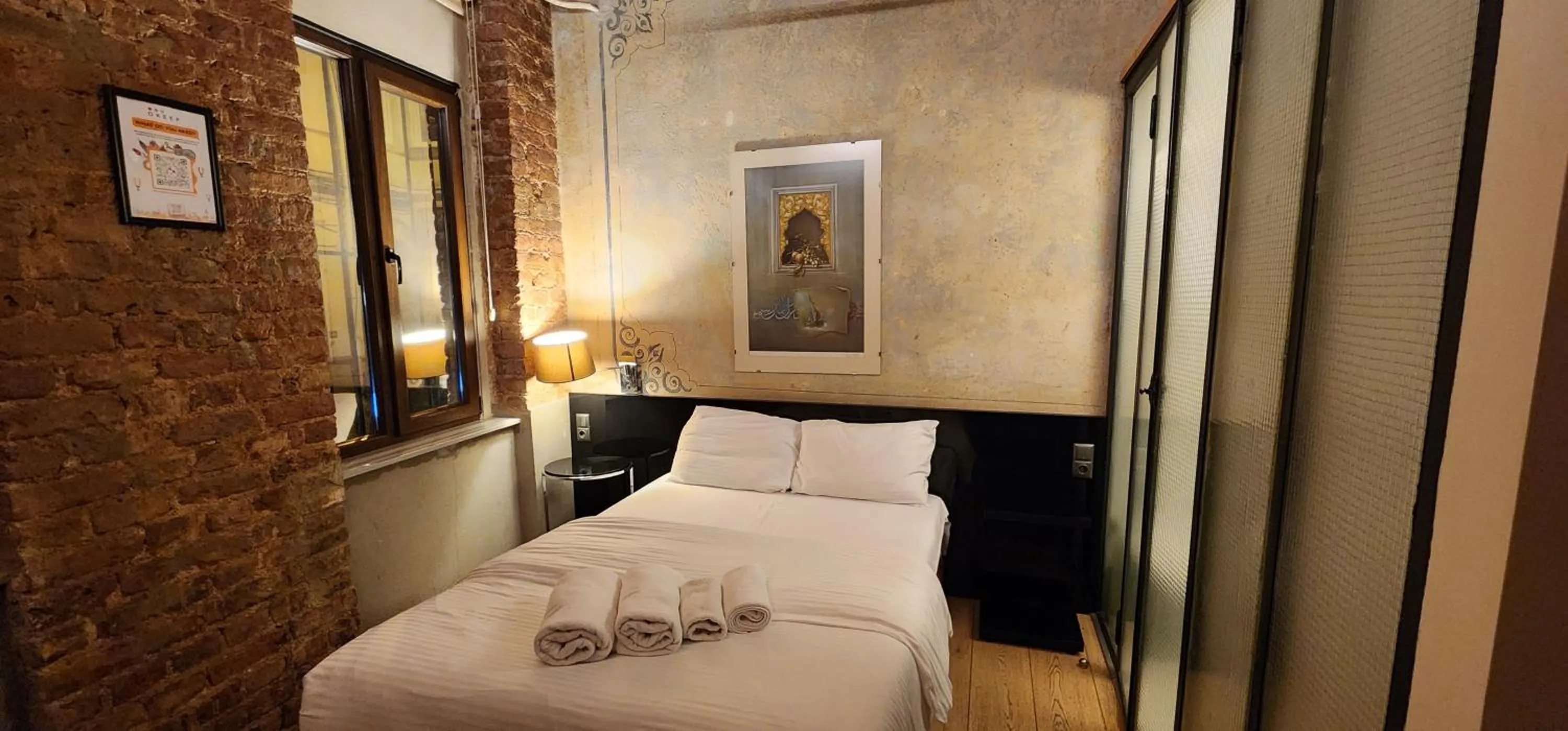 Bed in Taksim Galata Tower, Rooms Galata Historical Hotel