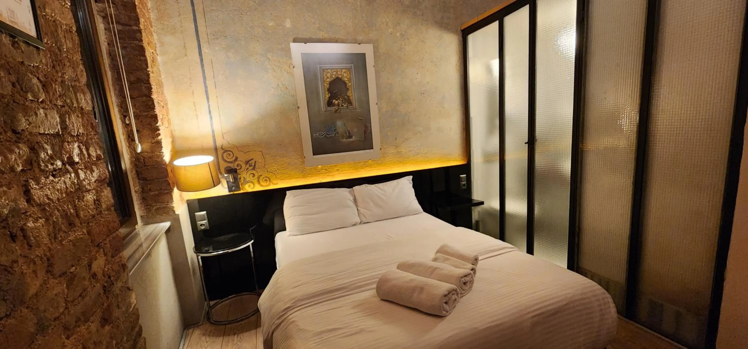 Bed in Taksim Galata Tower, Rooms Galata Historical Hotel