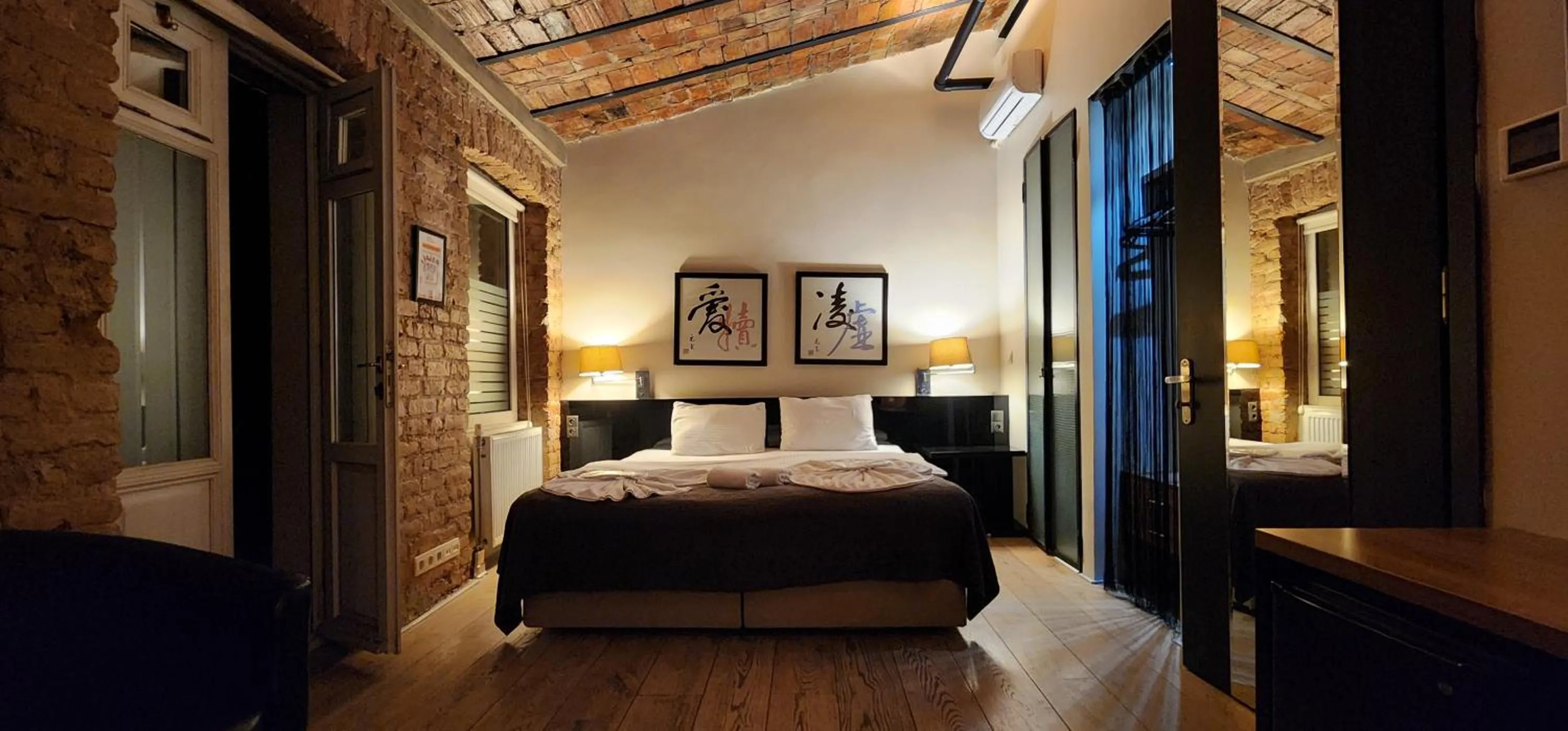 Bed in Taksim Galata Tower, Rooms Galata Historical Hotel