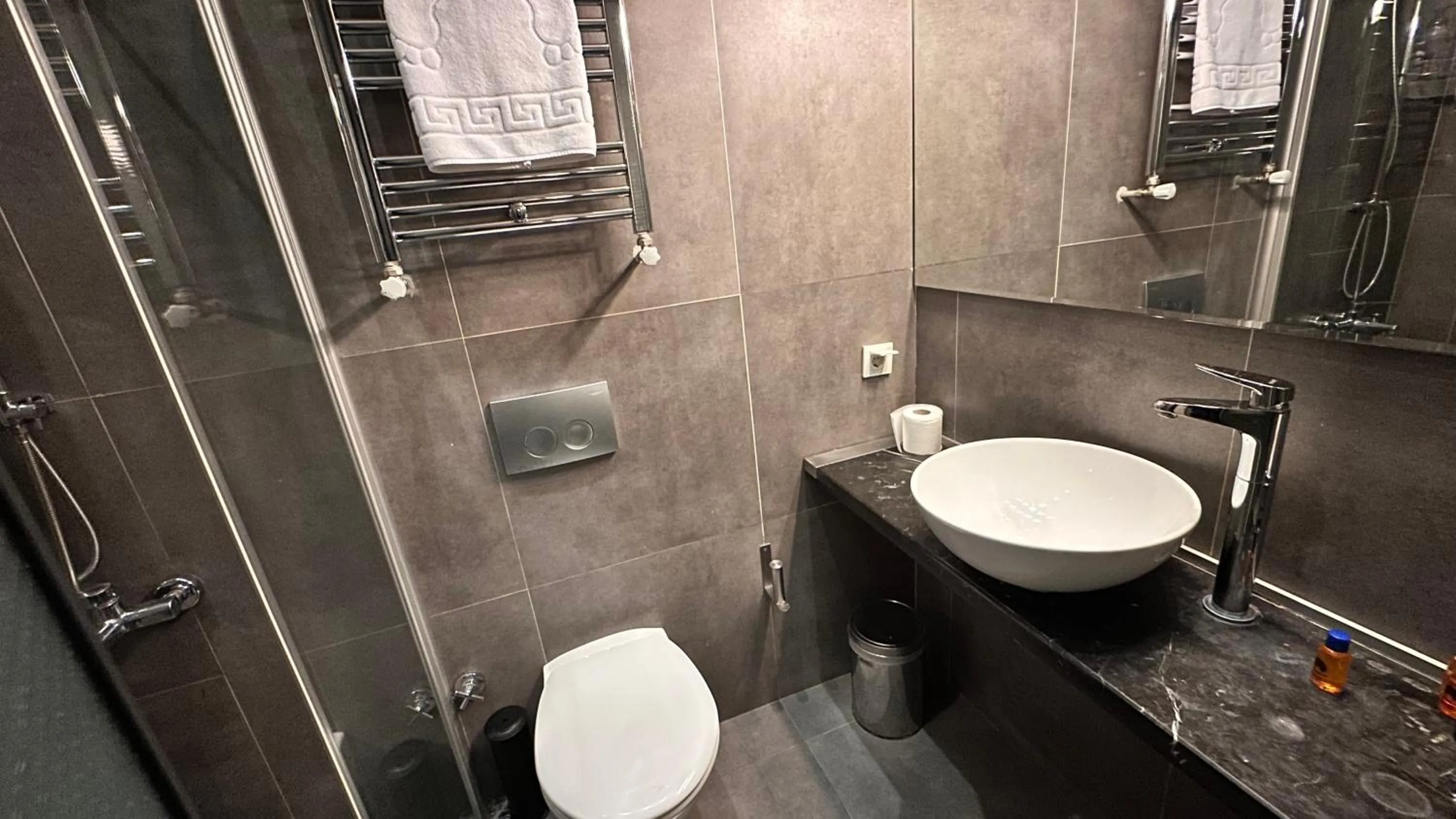 Shower in Taksim Galata Tower, Rooms Galata Historical Hotel