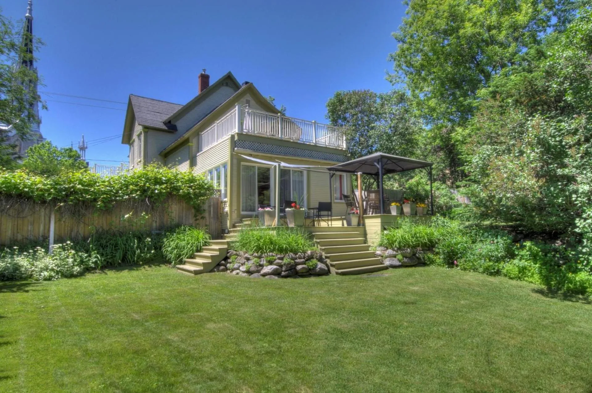 Garden view in La Belle Victorienne