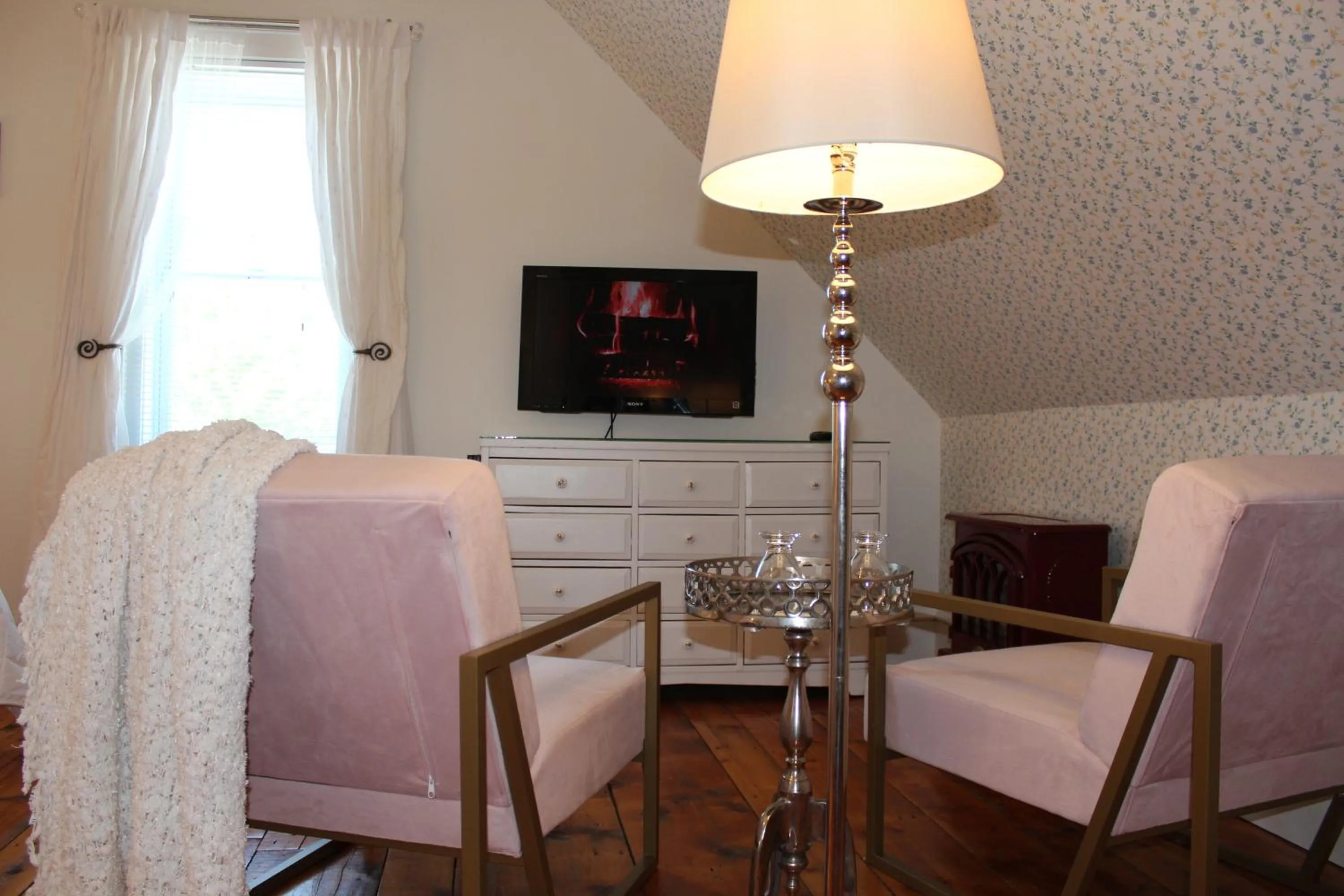 Seating area in La Belle Victorienne