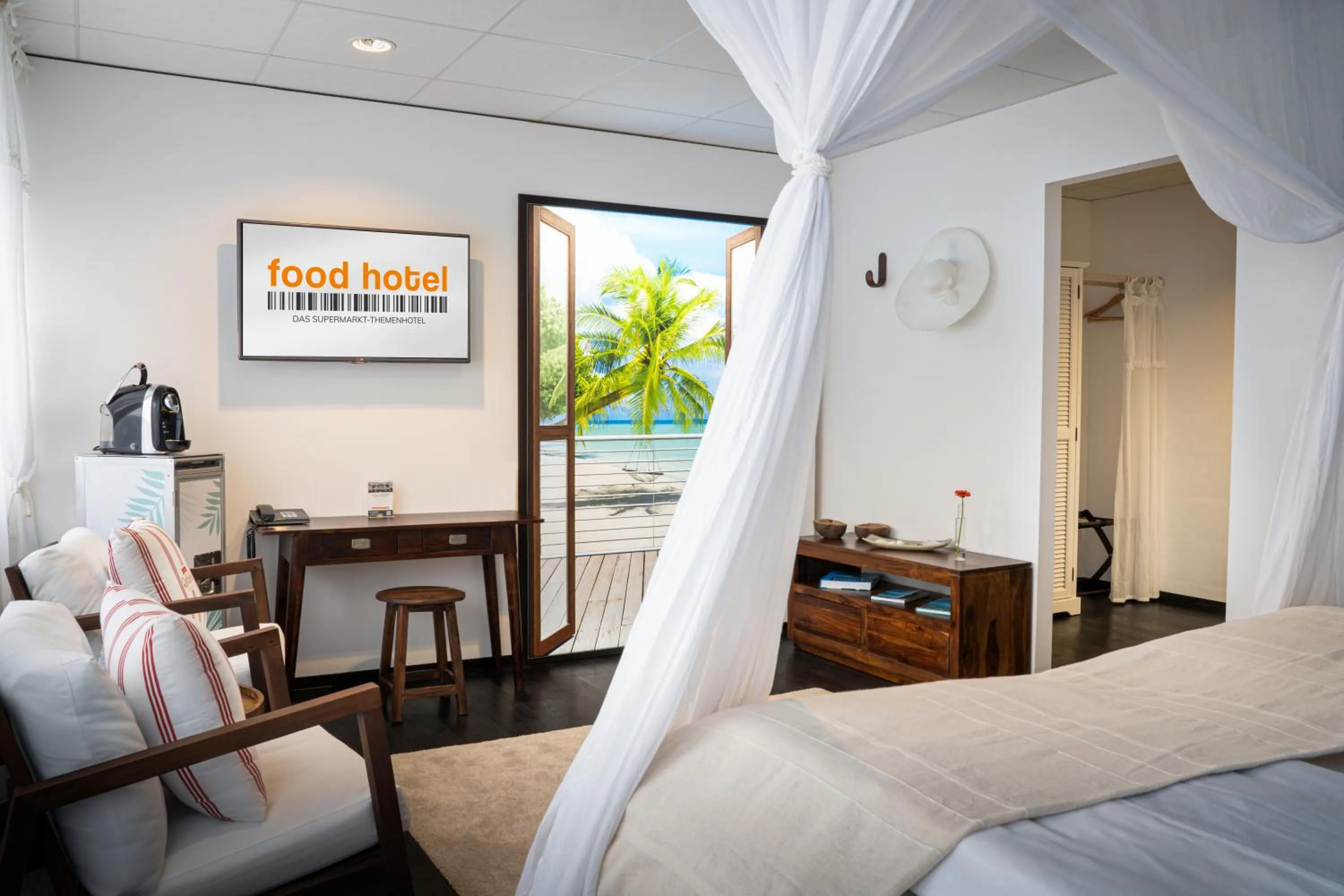 Photo of the whole room, Bed in Food Hotel