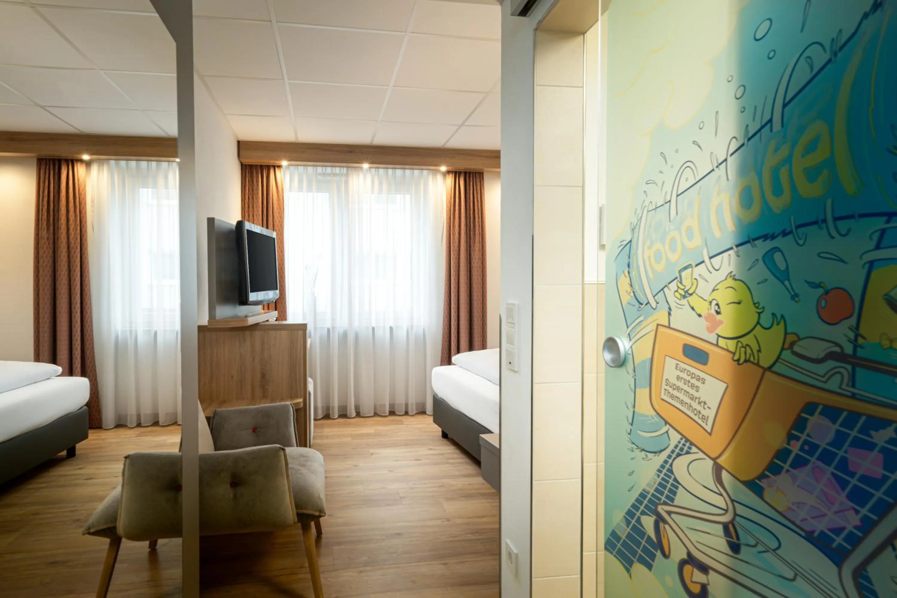 Photo of the whole room, Bed in Food Hotel