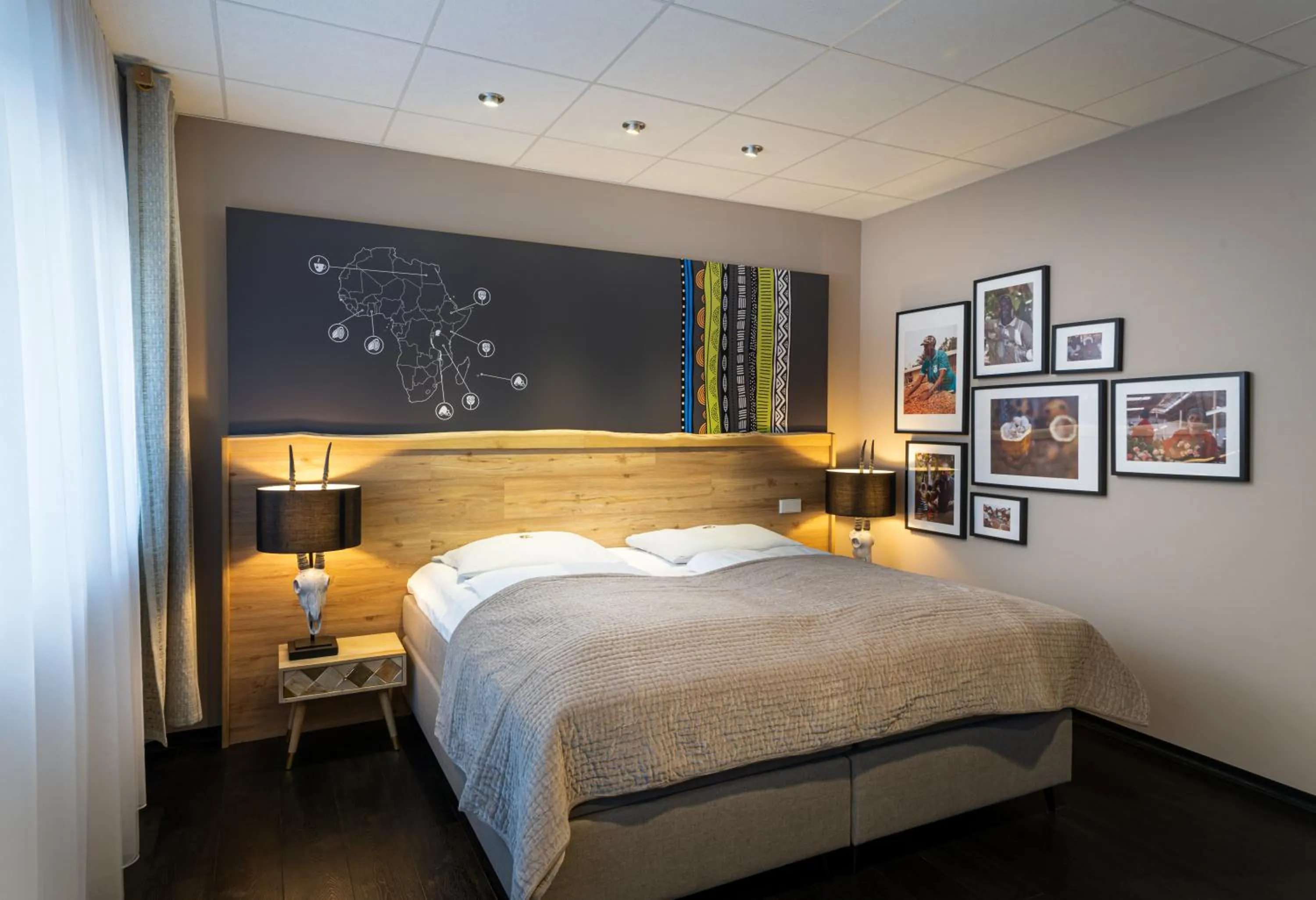 Photo of the whole room, Bed in Food Hotel