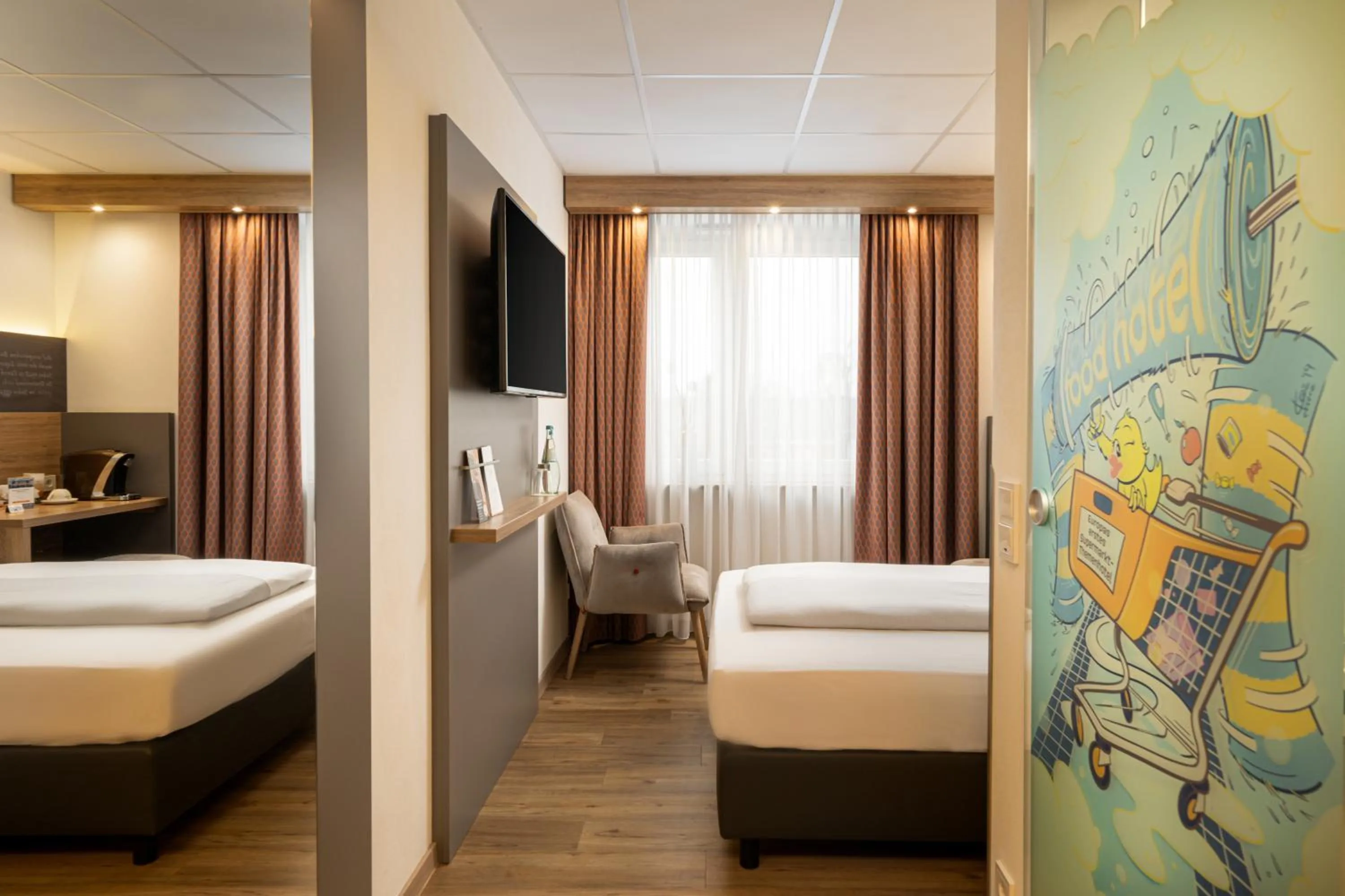 Photo of the whole room, Bed in Food Hotel