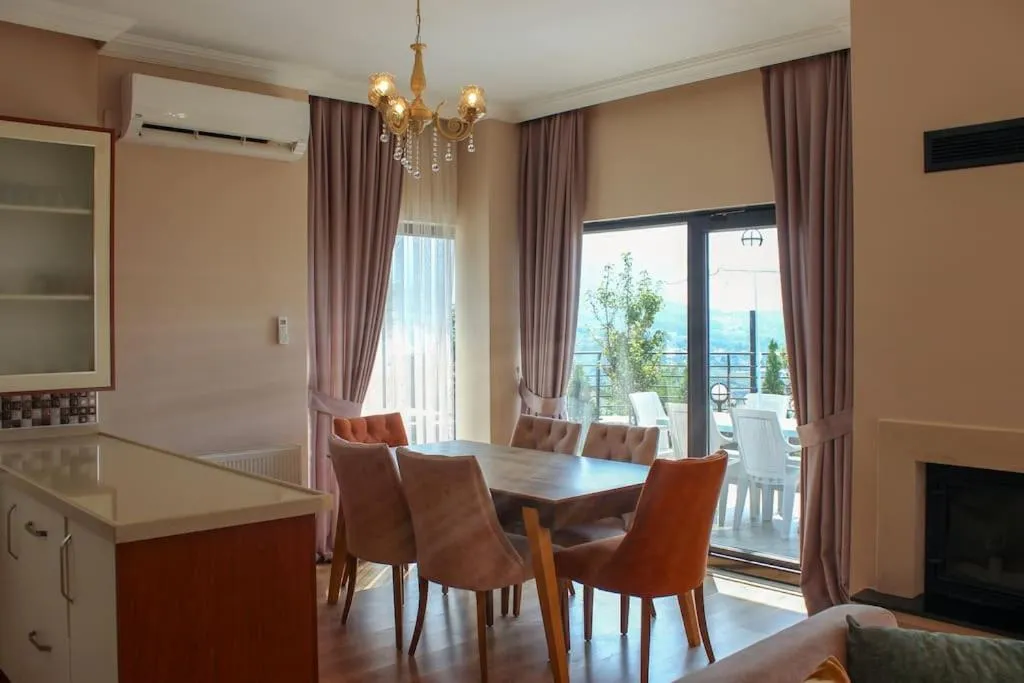 Dining area in Sawsana Villalari