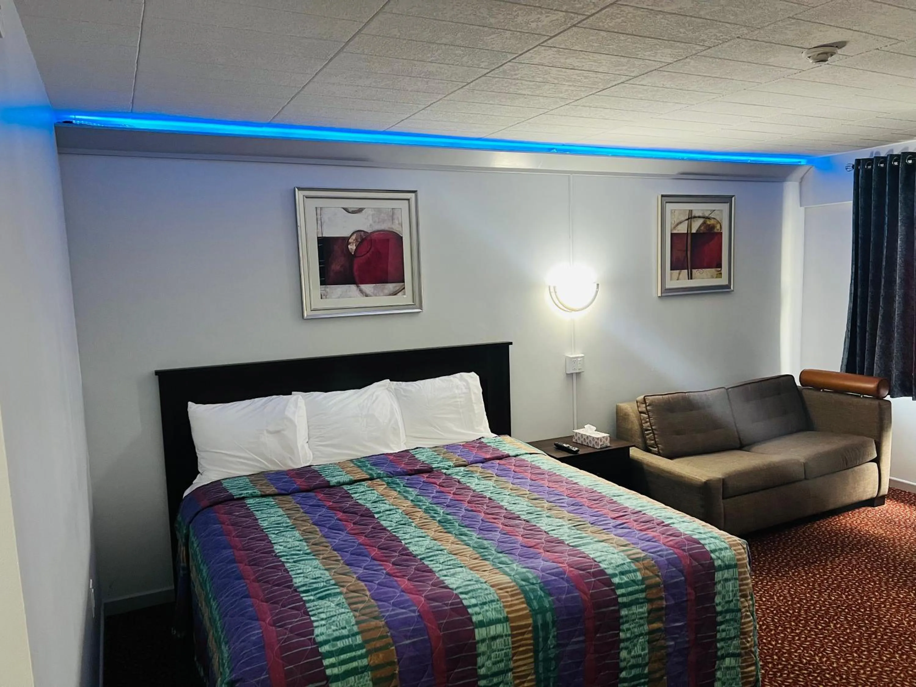Bed in Lively Inn and Suites - Sudbury