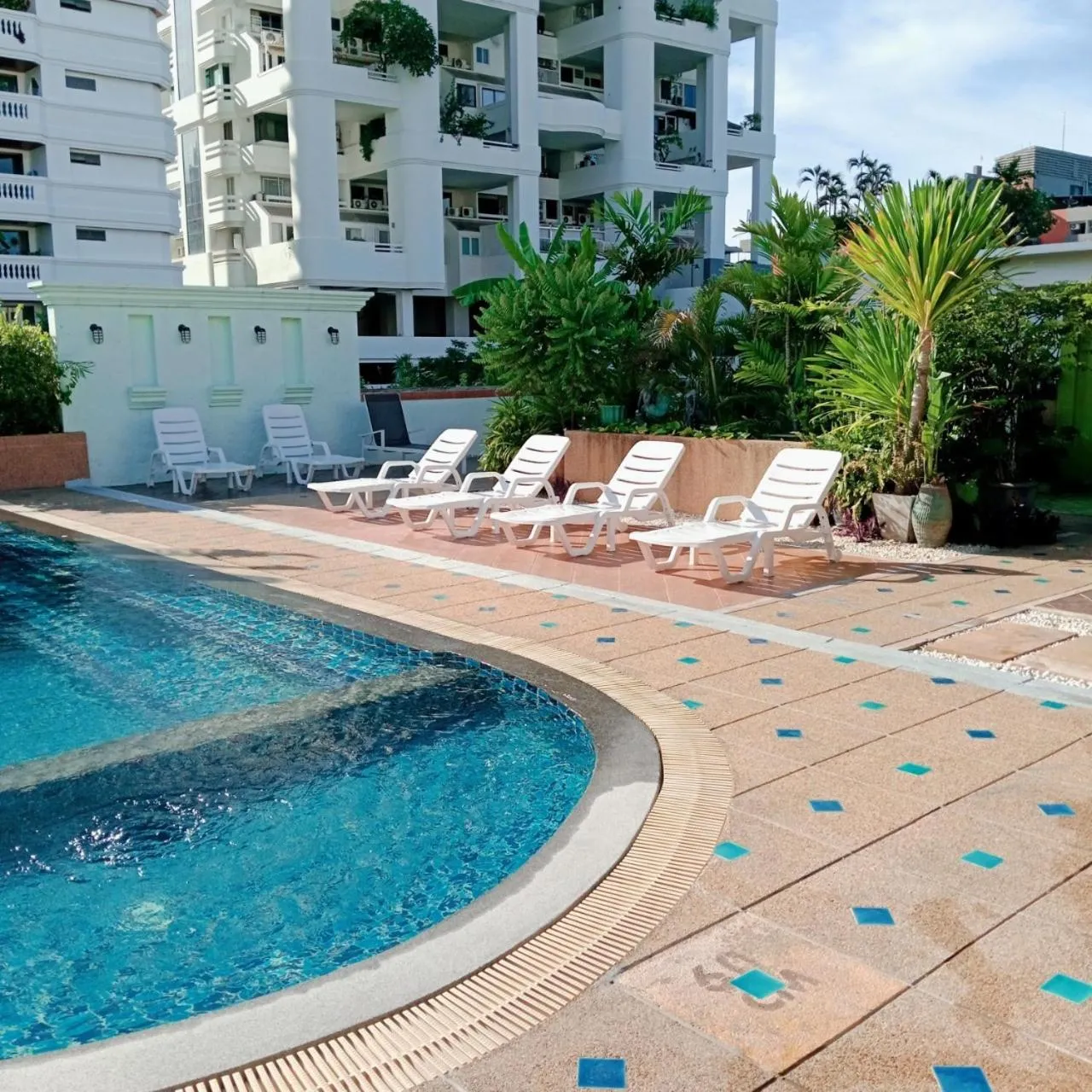 Swimming pool in Woraburi Sukhumvit Hotel