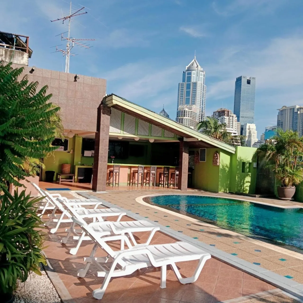 Swimming pool in Woraburi Sukhumvit Hotel