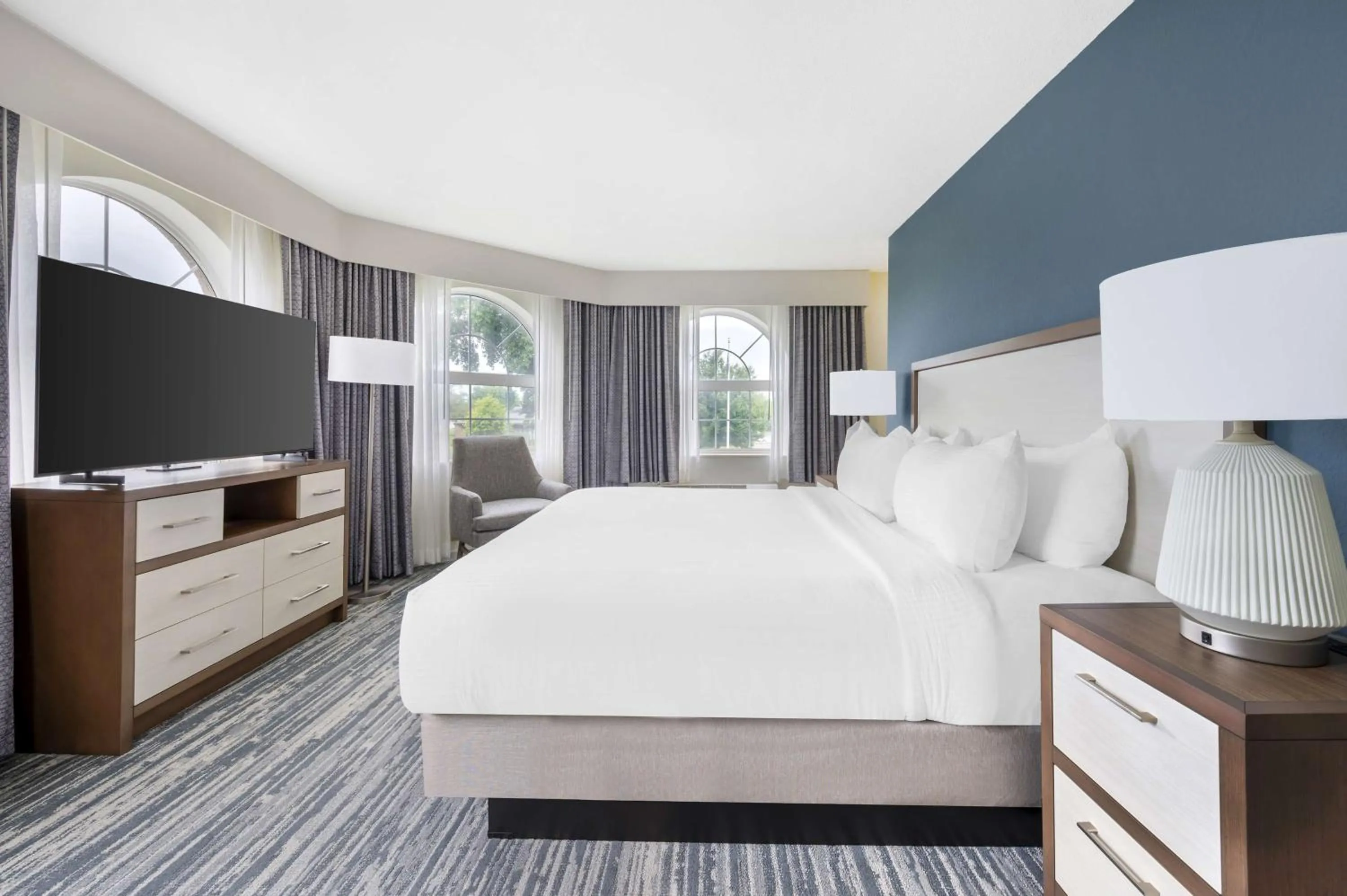 Photo of the whole room, Bed in Hilton Vacation Club Varsity Club South Bend, IN