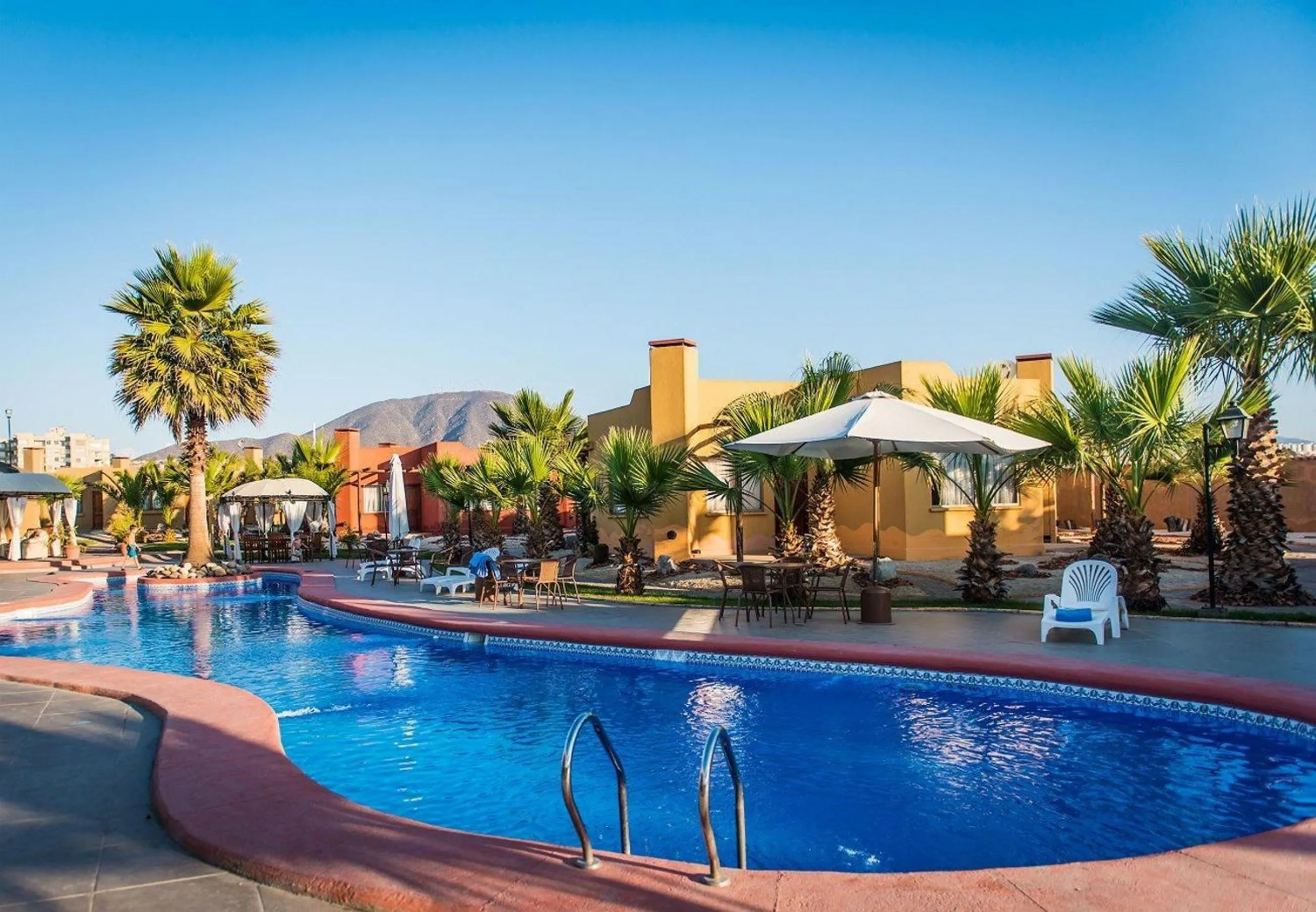 Swimming pool in Hotel Serena Suite