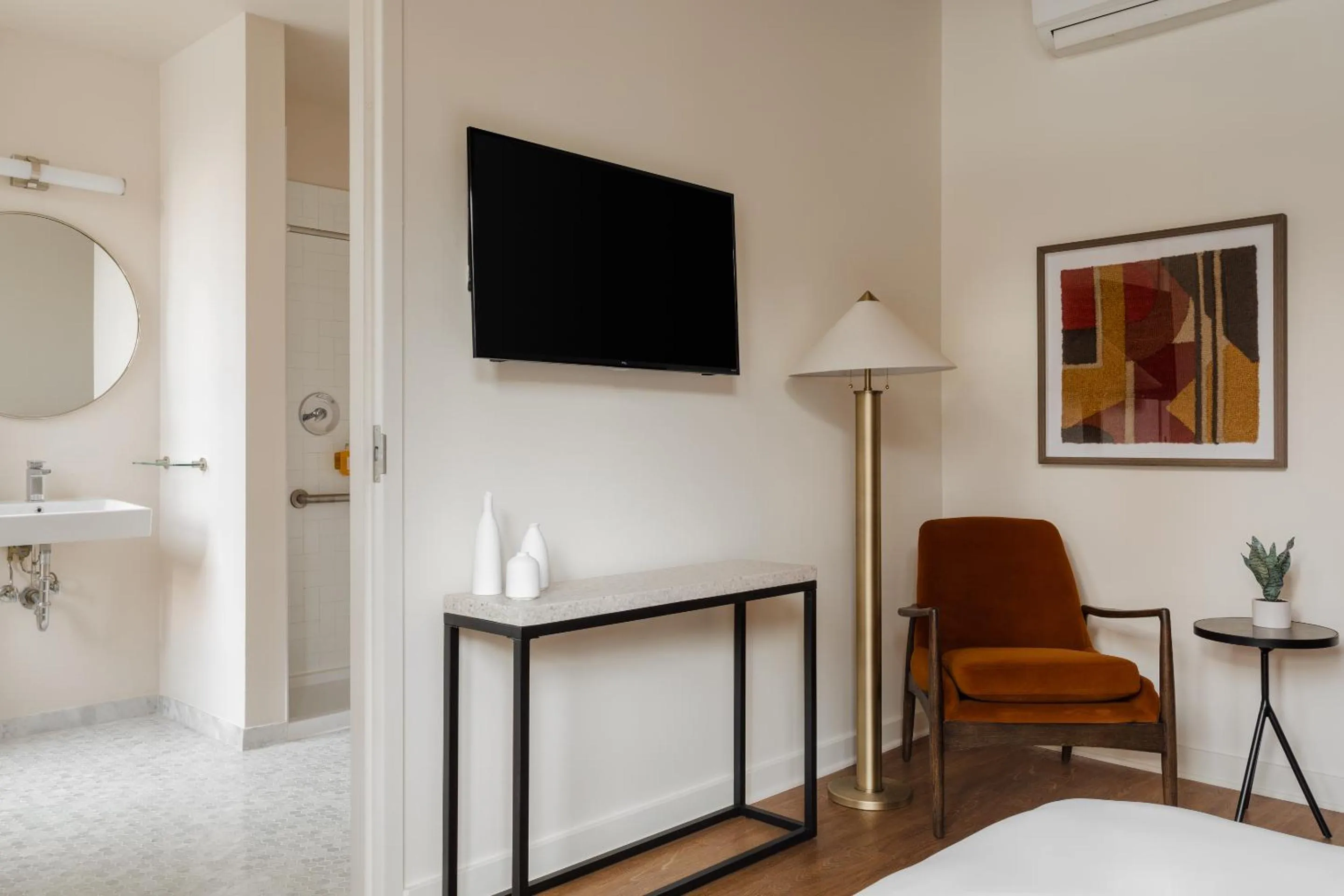 Bathroom, Bed in FOUND Hotel Chicago River North