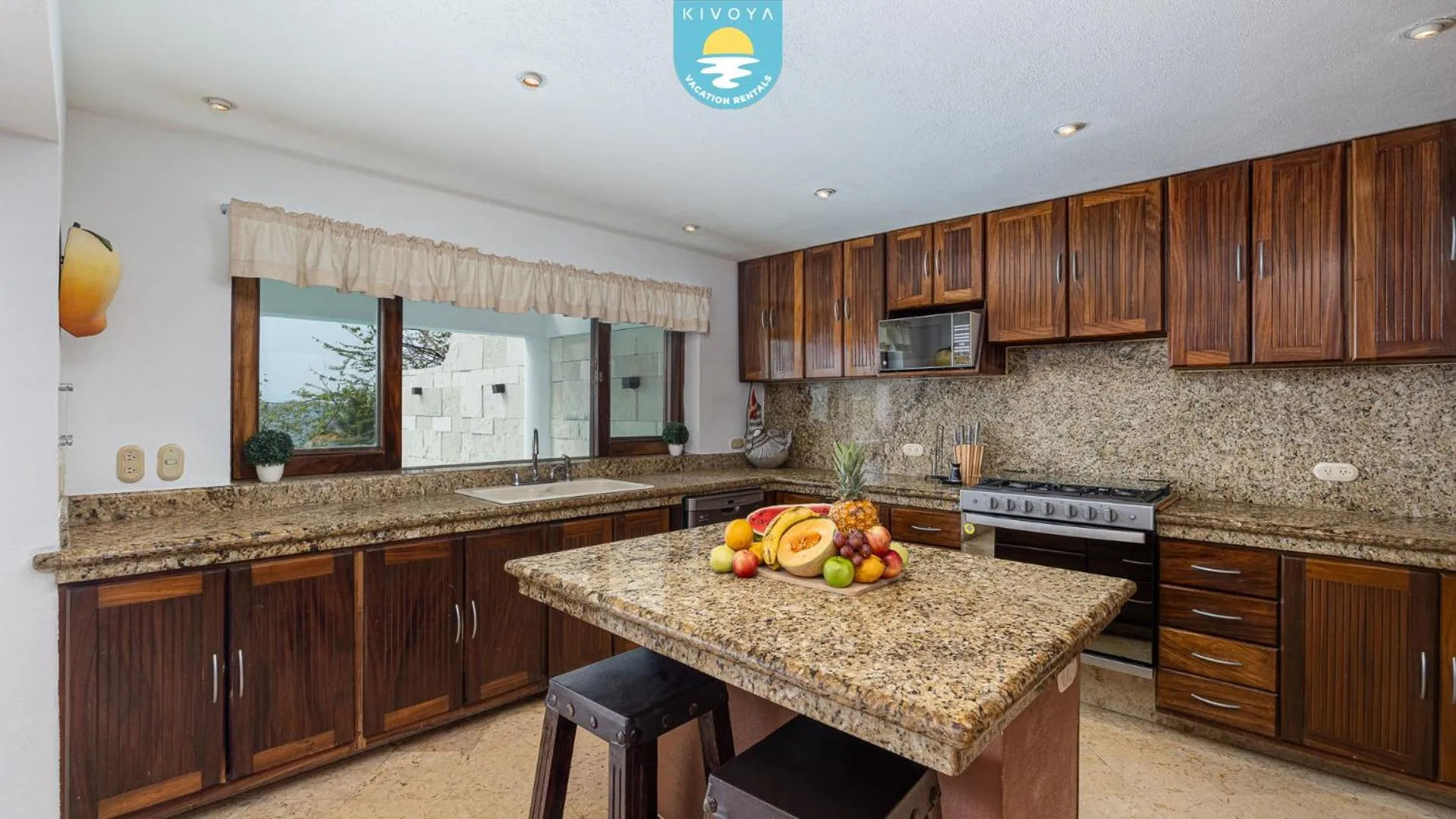 Kitchen or kitchenette in Casa Bahía Linda by Kivoya