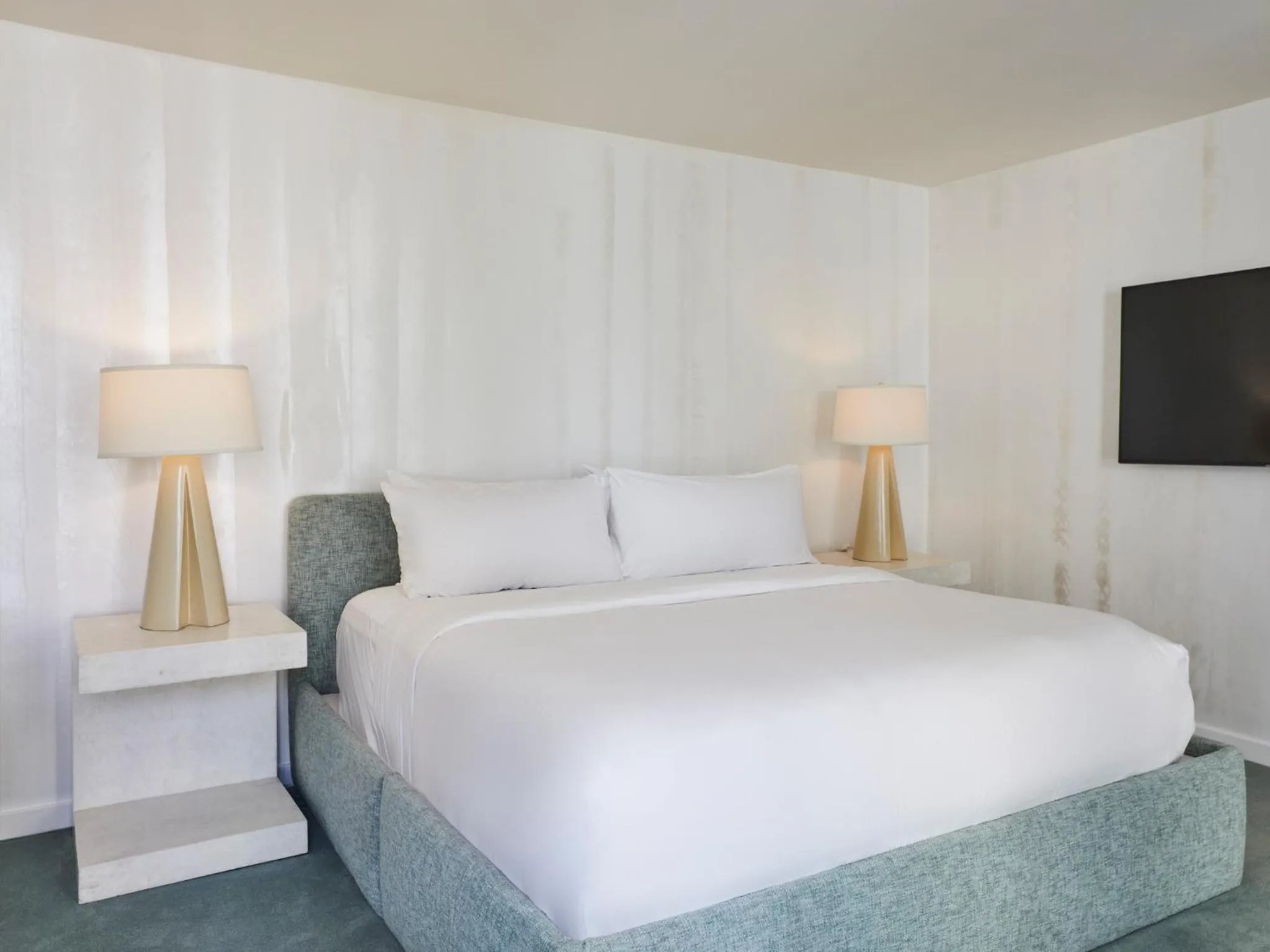 Bedroom, Bed in Avalon Hotel Beverly Hills, a Member of Design Hotels