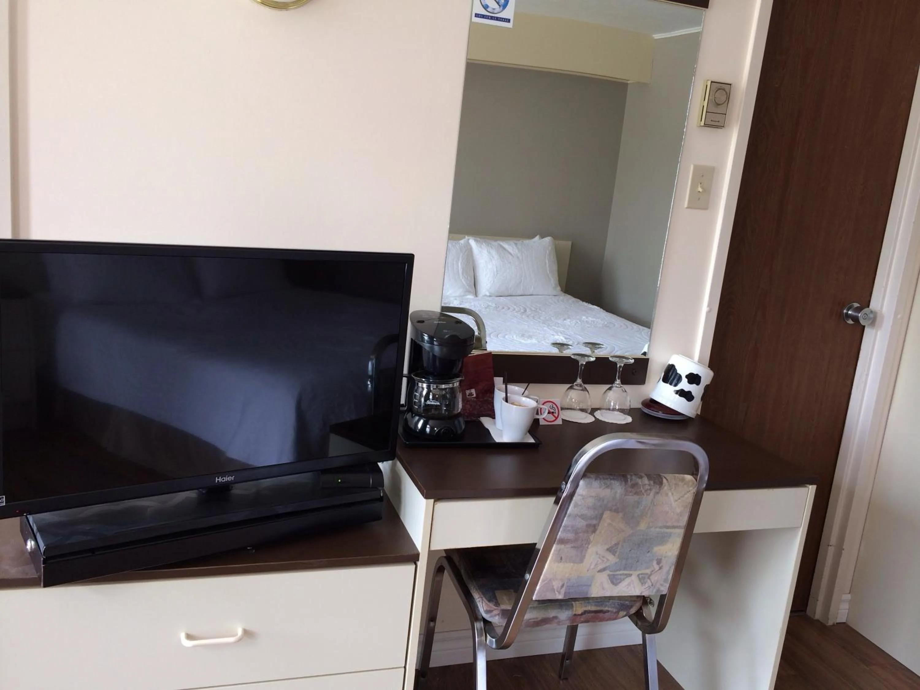 Decorative detail in Motel de la Pente Douce