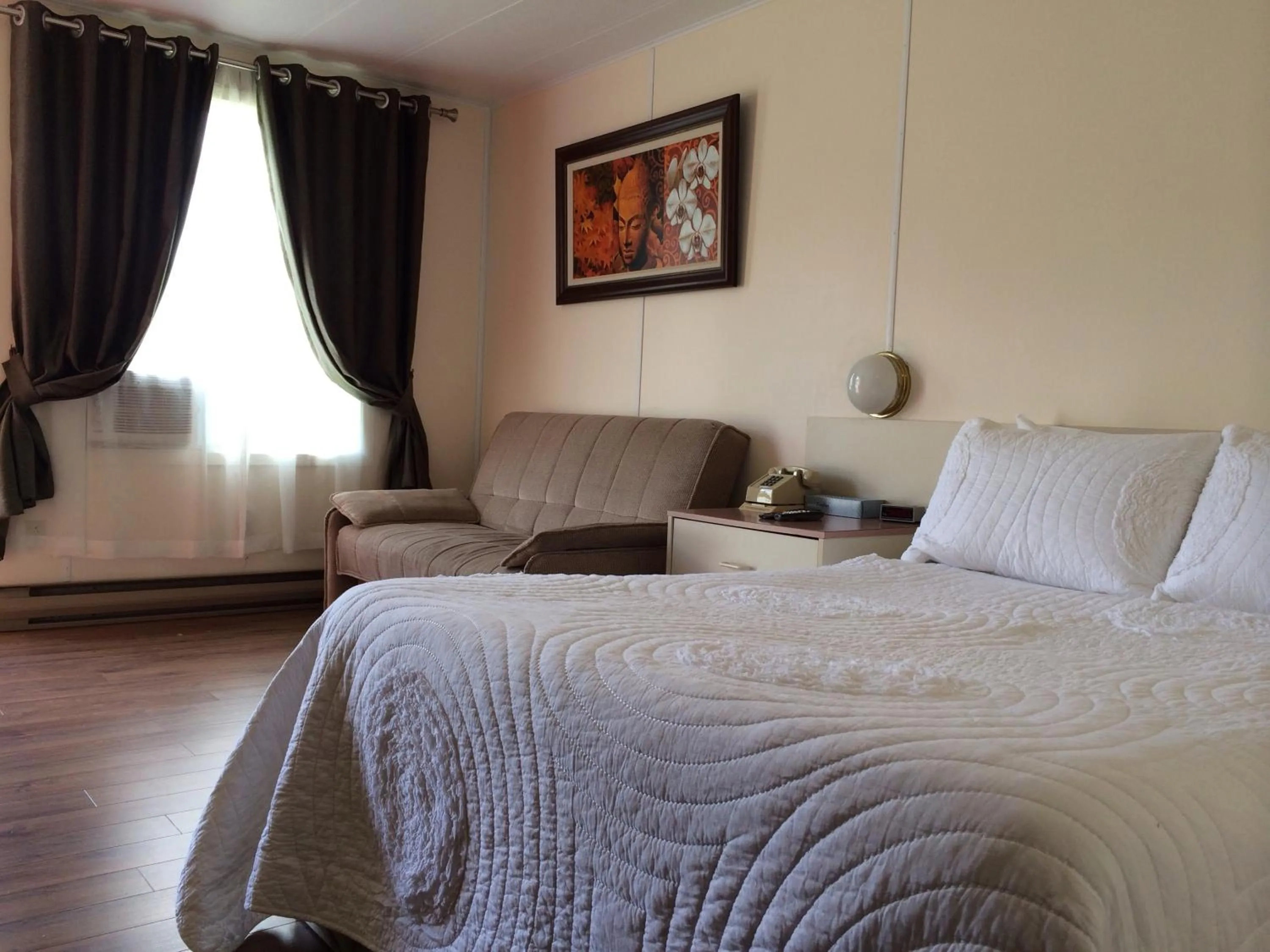 Day, Bed in Motel de la Pente Douce