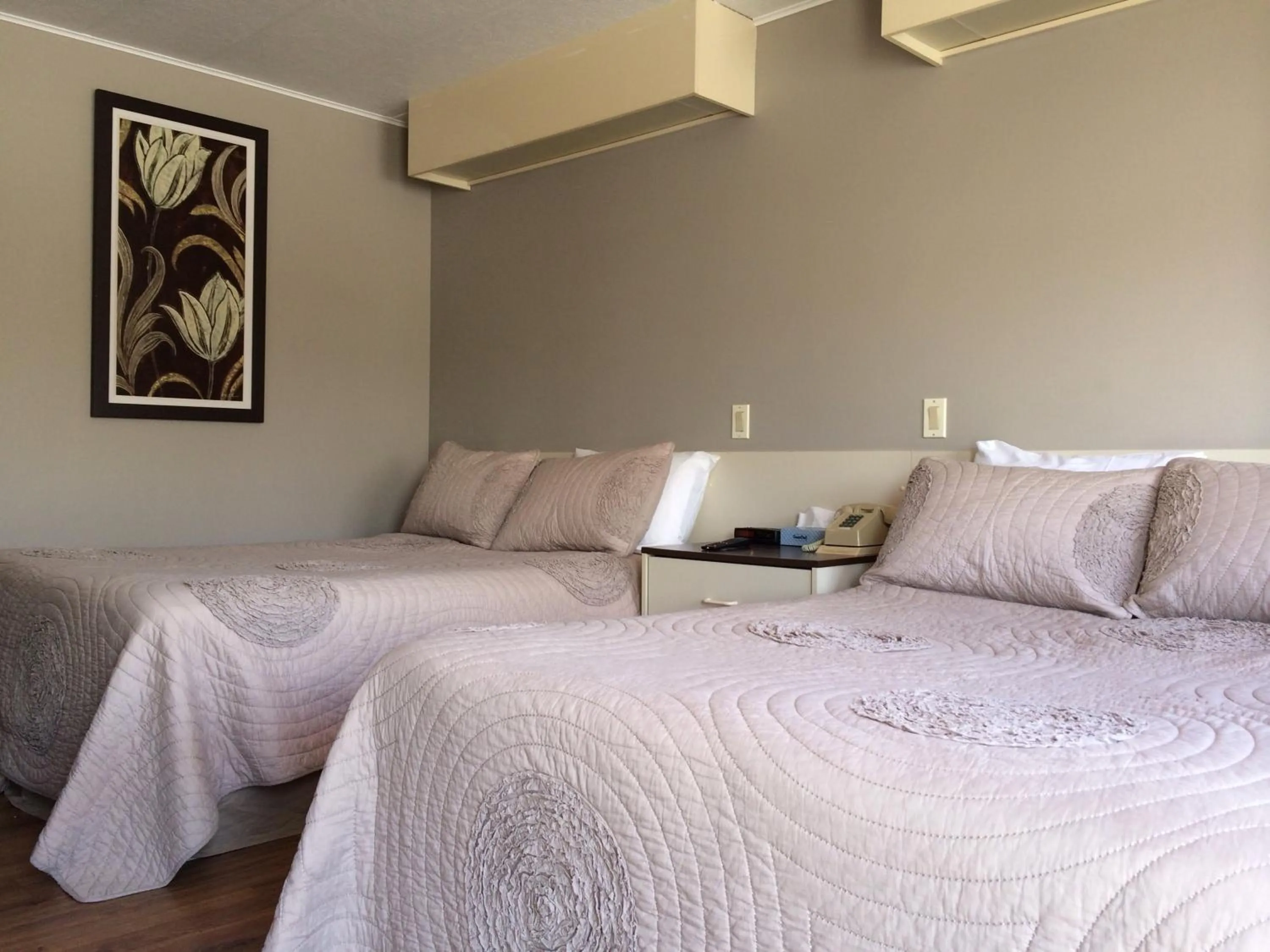 Bed in Motel de la Pente Douce