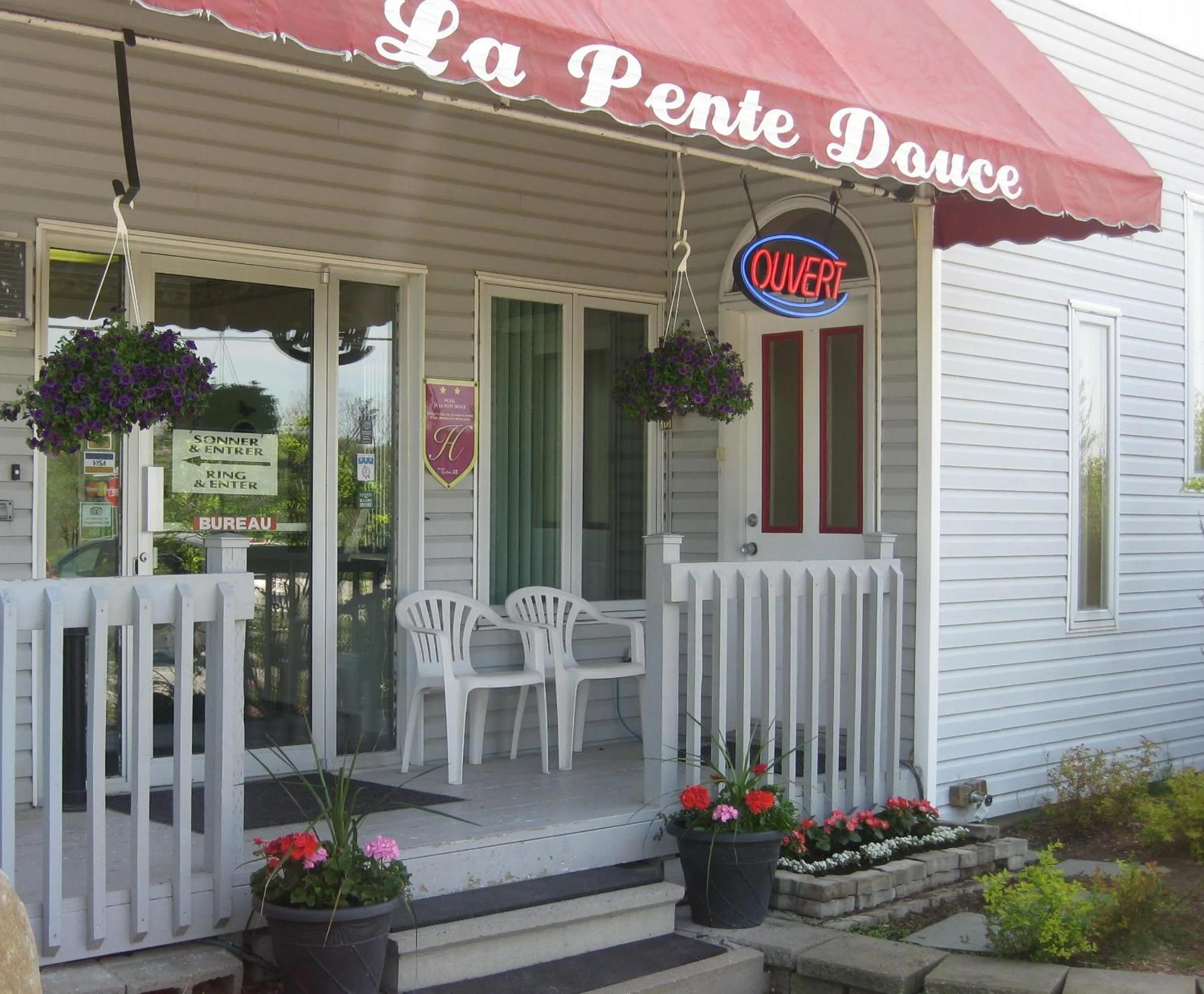 Facade/entrance in Motel de la Pente Douce