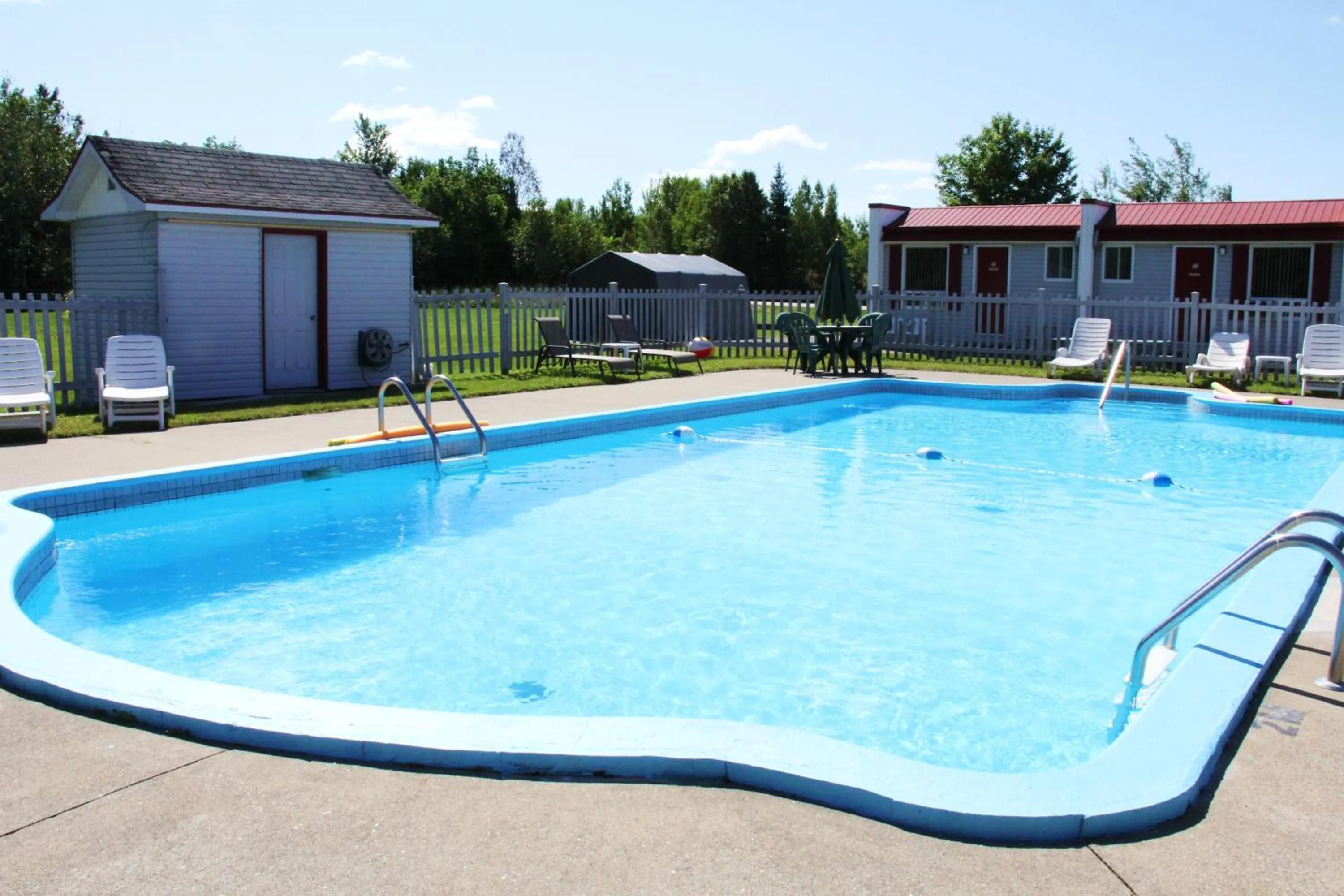 Swimming pool in Motel de la Pente Douce