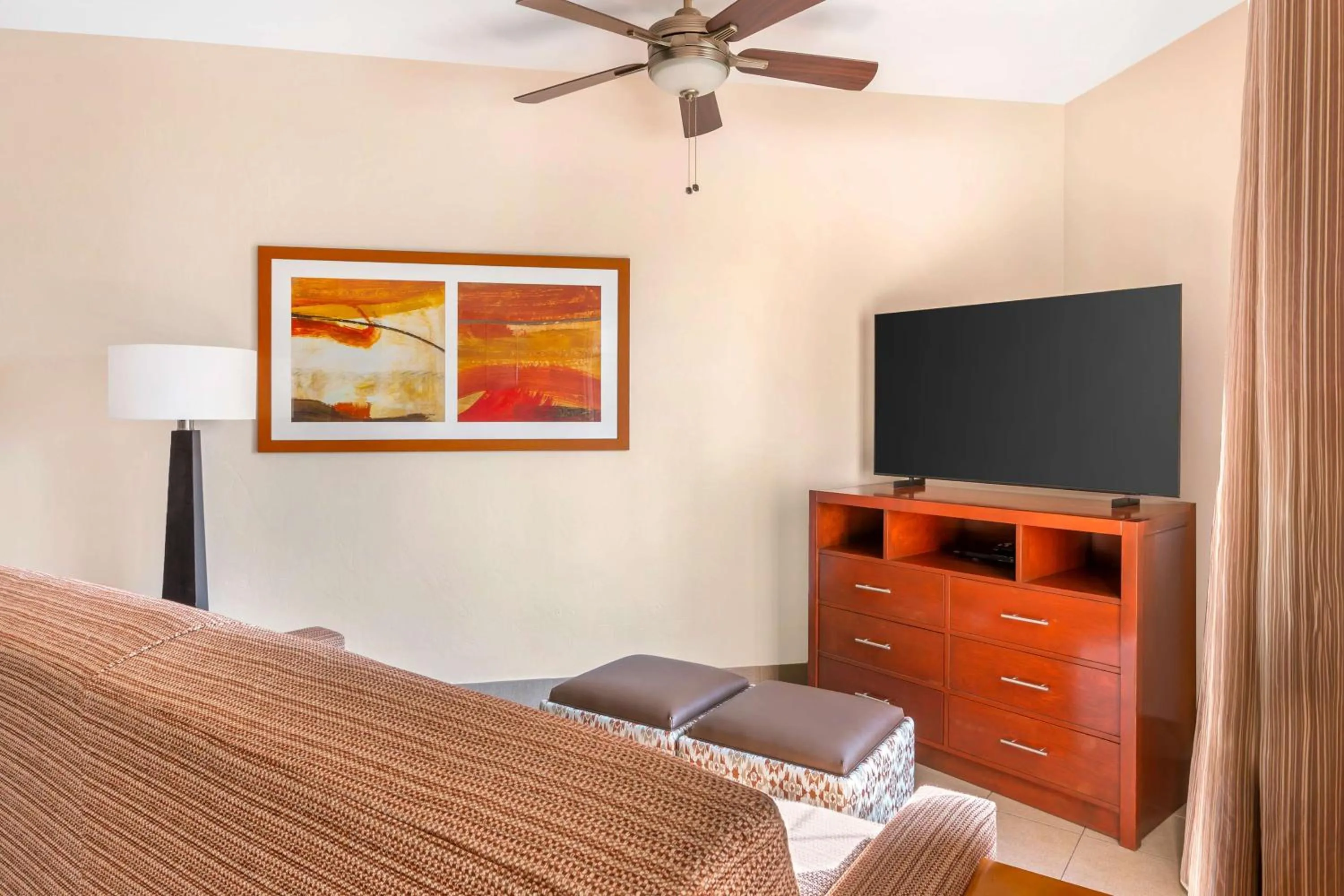 Living room, Bed in Hilton Vacation Club Varsity Club Tucson