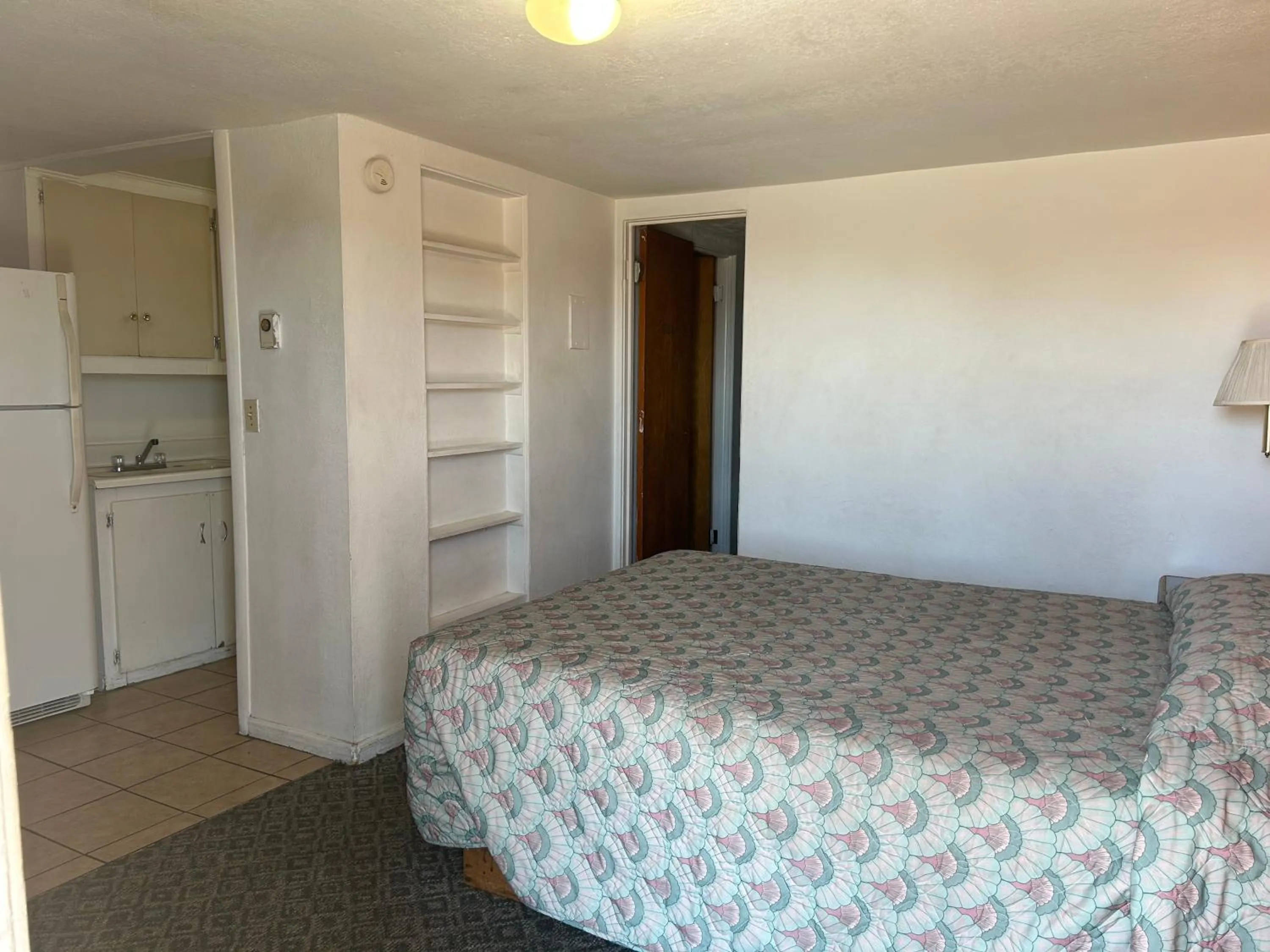 Bedroom, Bed in Oregon Trail Motel By Townhouse Ontario OR