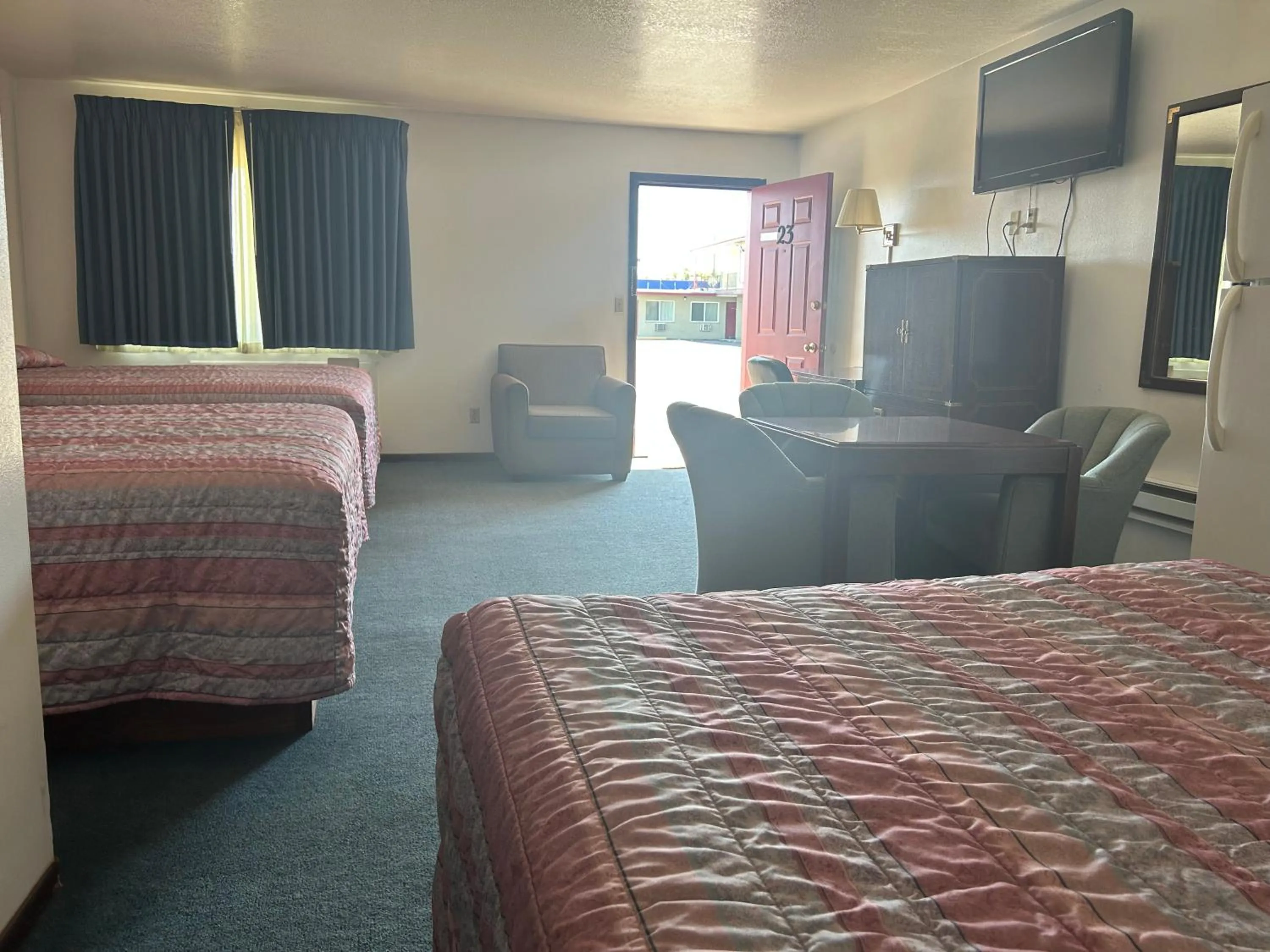 Bedroom, Bed in Oregon Trail Motel By Townhouse Ontario OR