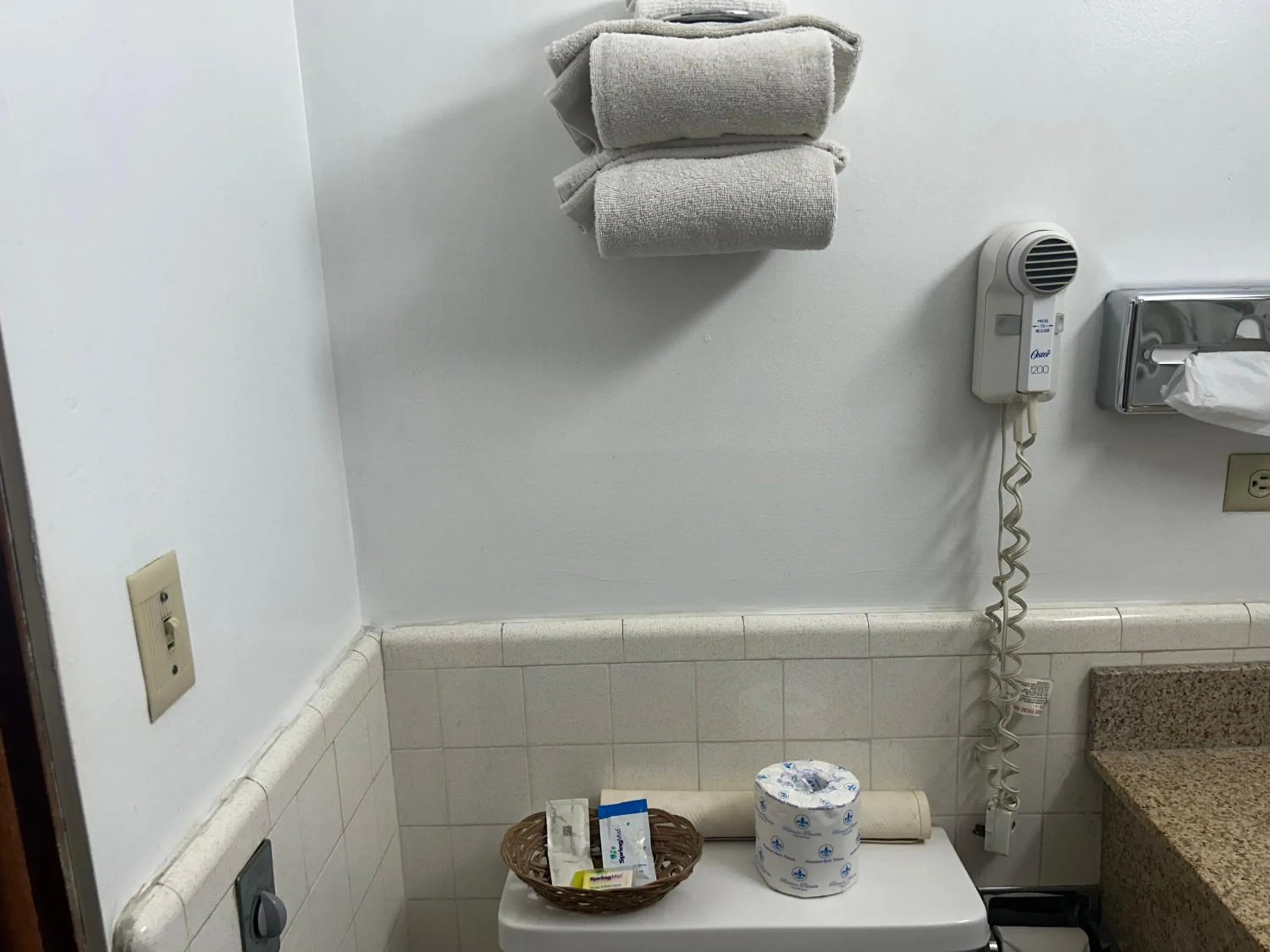 Bathroom in Oregon Trail Motel By Townhouse Ontario OR