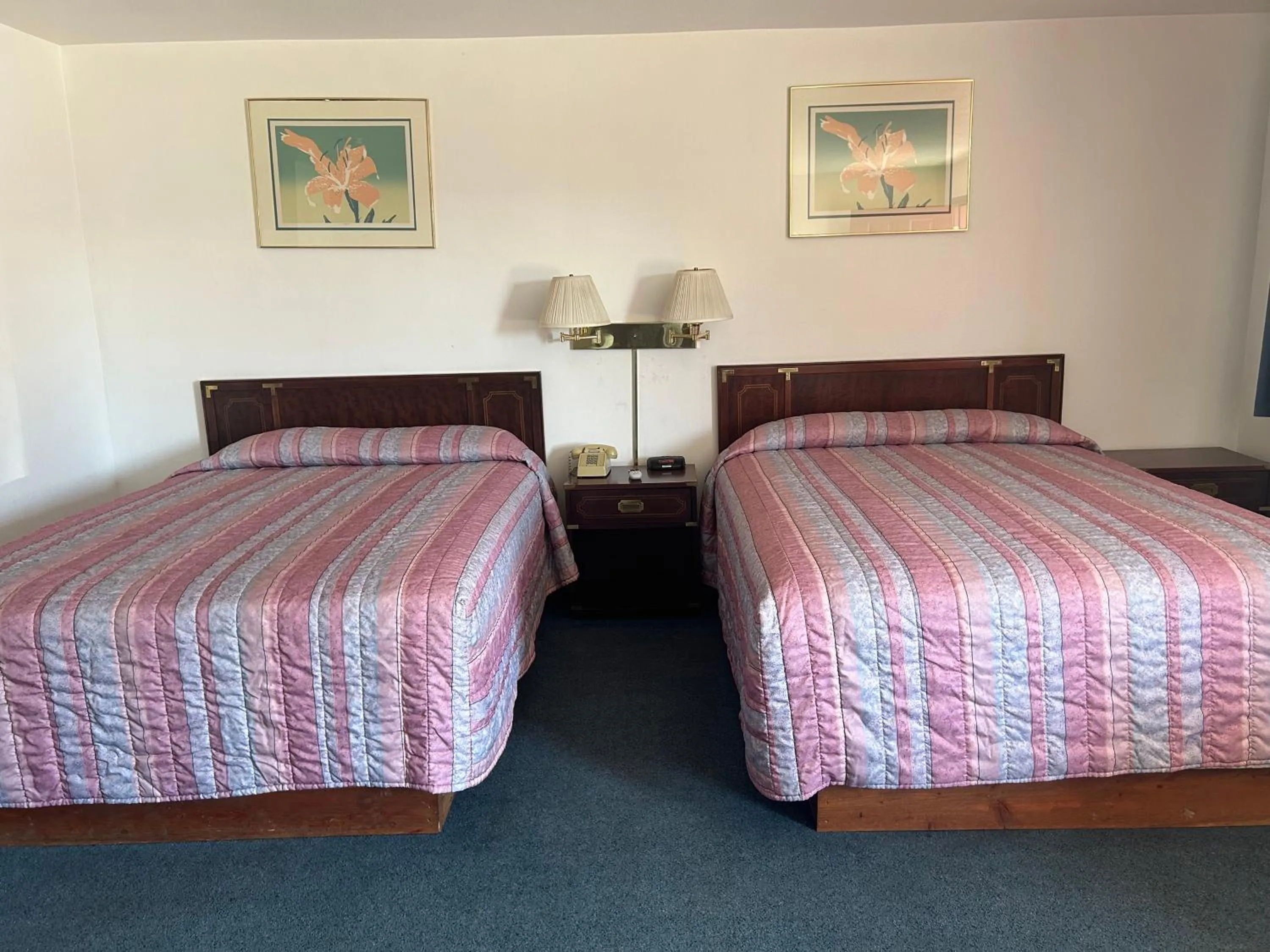 Bedroom, Bed in Oregon Trail Motel By Townhouse Ontario OR