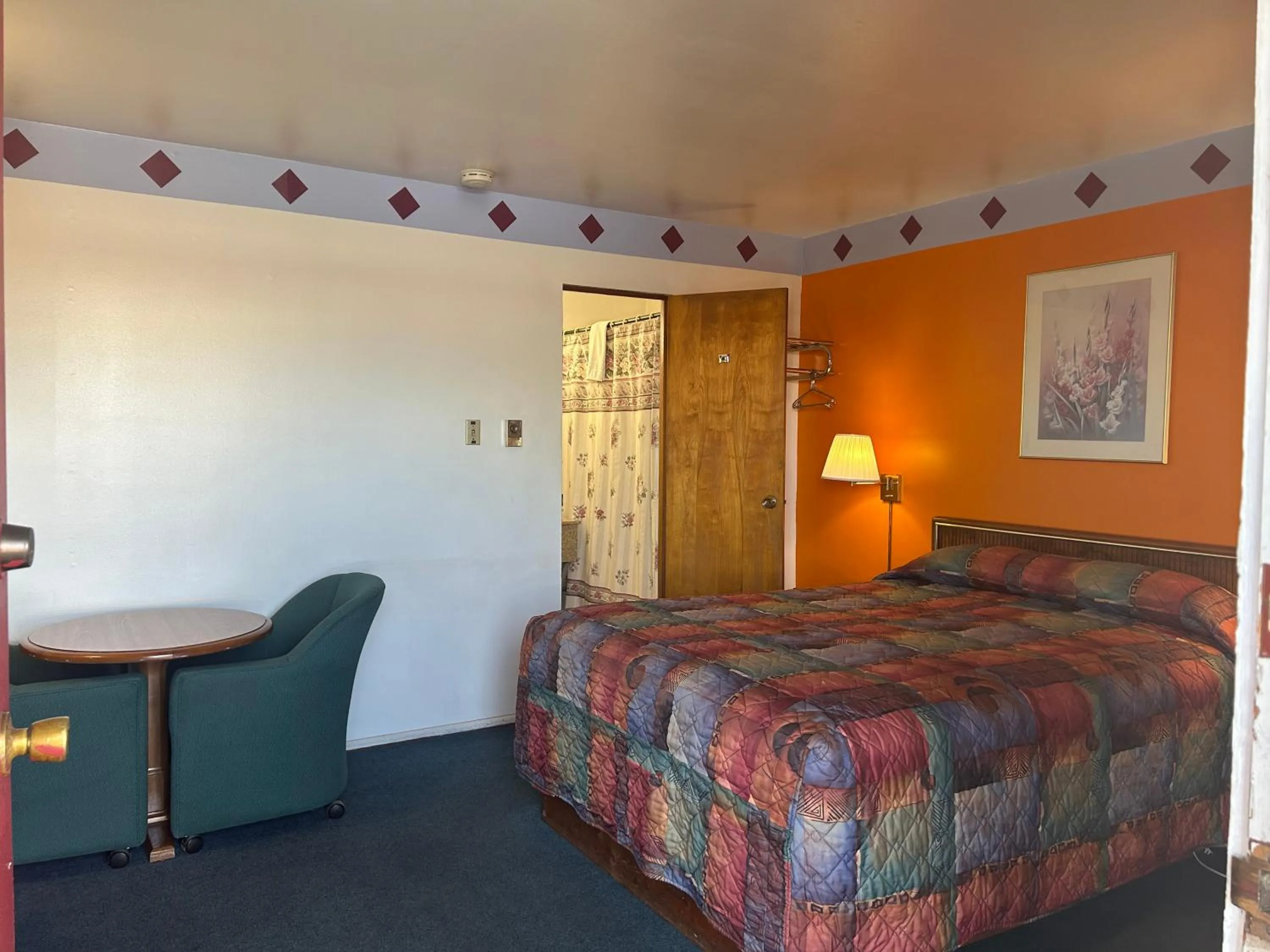 Bedroom, Bed in Oregon Trail Motel By Townhouse Ontario OR