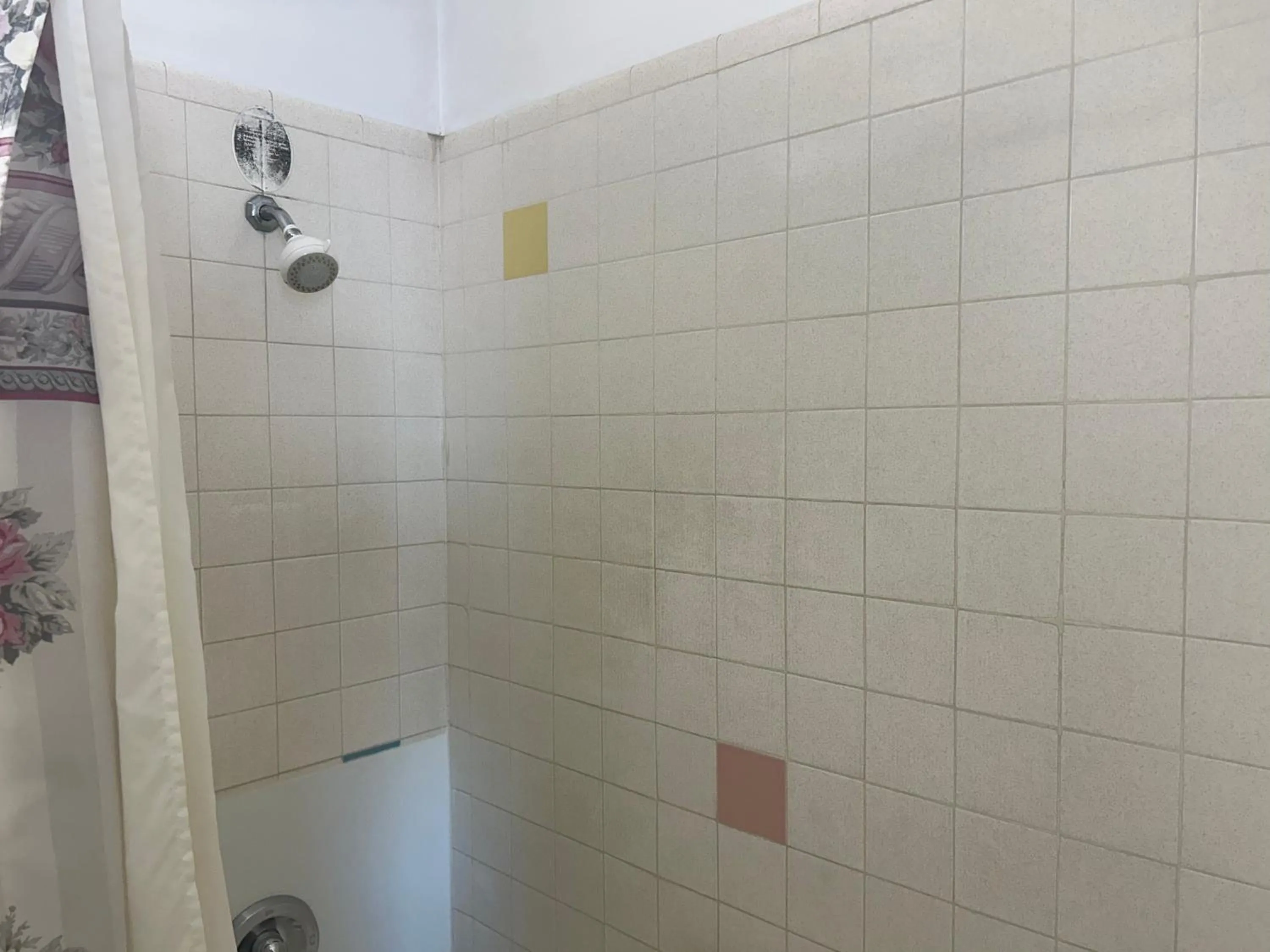 Shower in Oregon Trail Motel By Townhouse Ontario OR