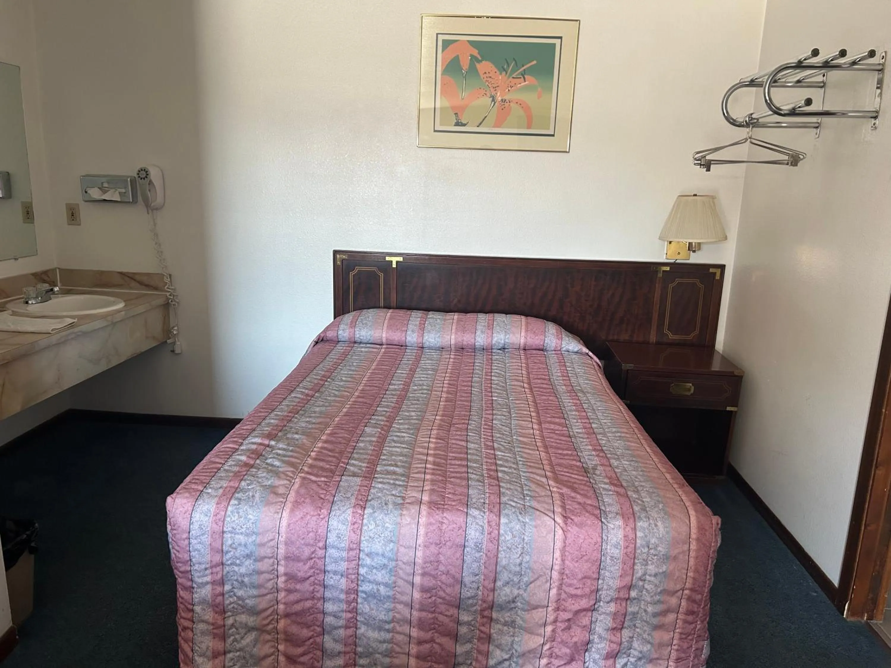 Bedroom, Bed in Oregon Trail Motel By Townhouse Ontario OR