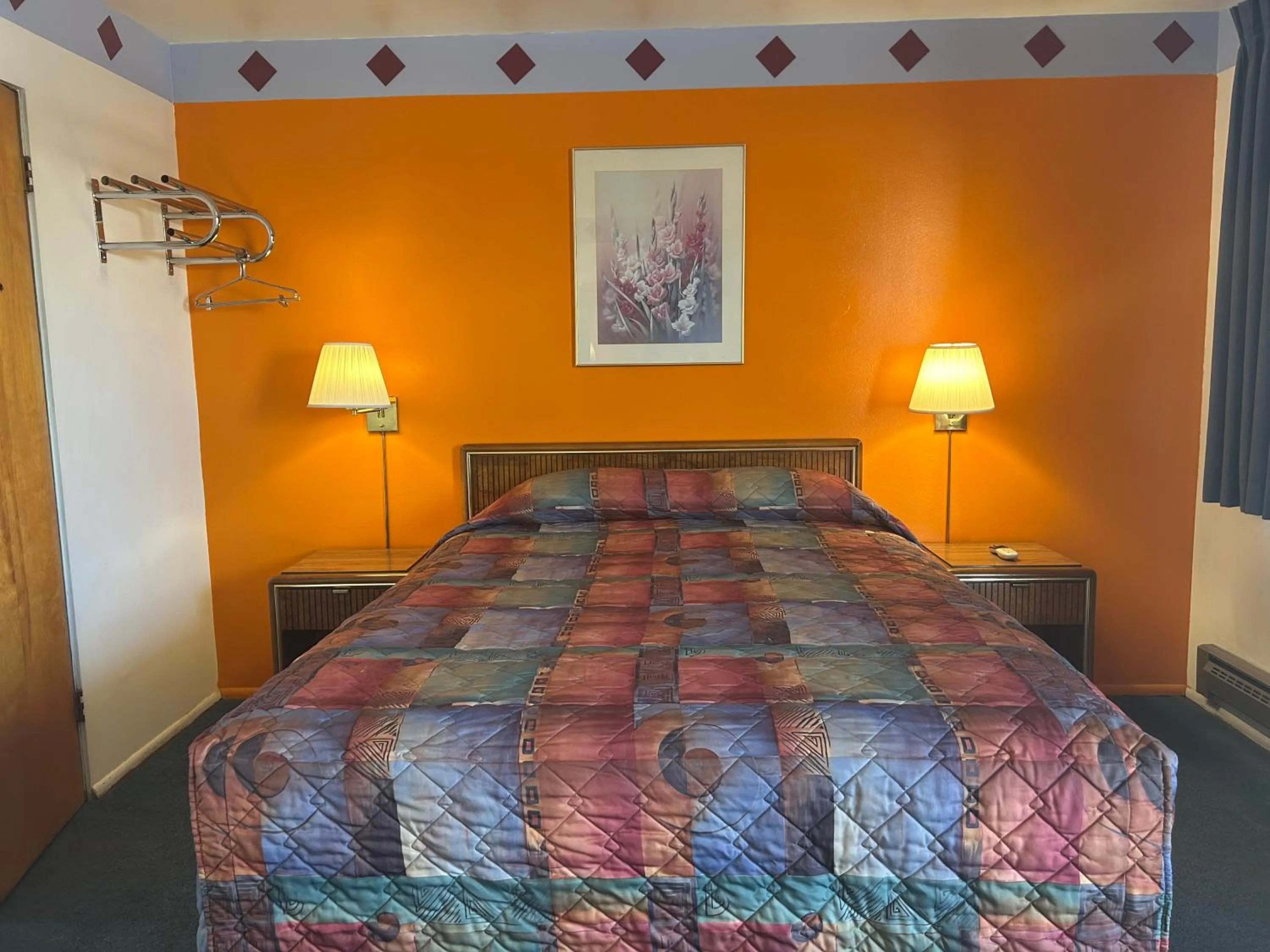 Bedroom, Bed in Oregon Trail Motel By Townhouse Ontario OR