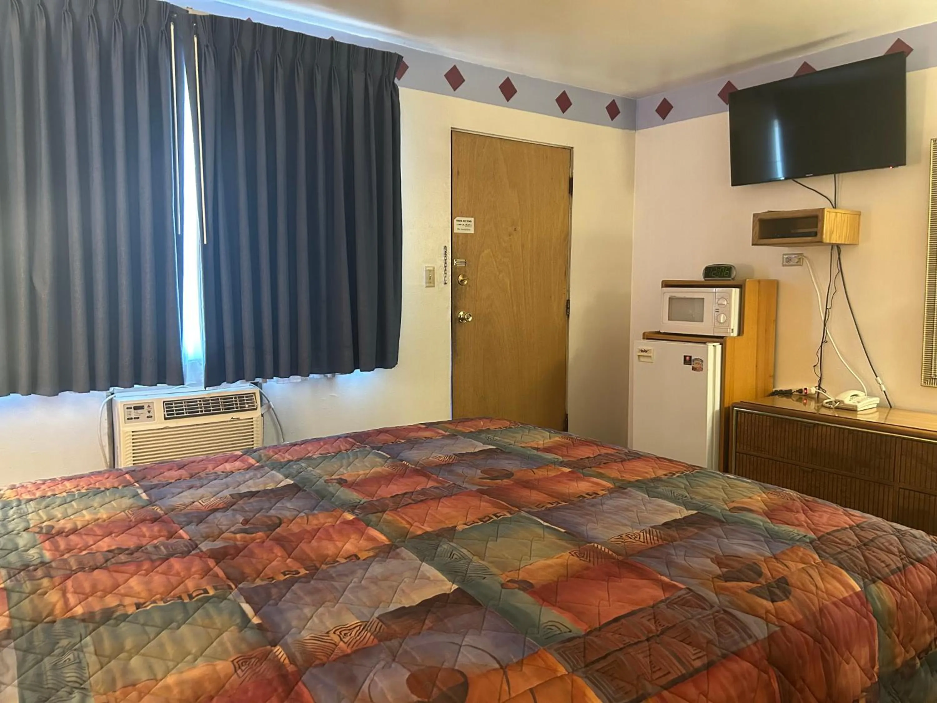 Bedroom, Bed in Oregon Trail Motel By Townhouse Ontario OR