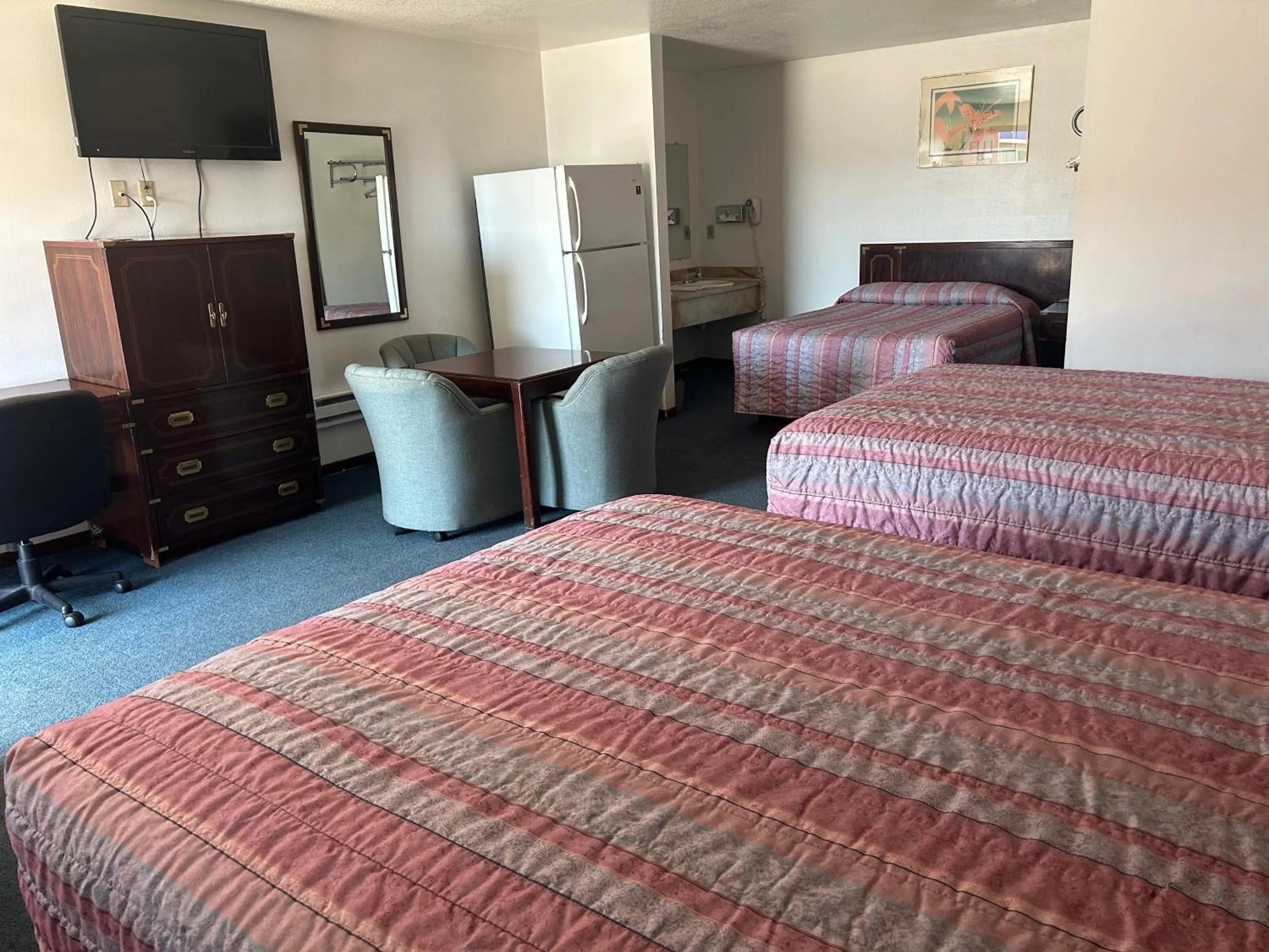 Bedroom, Bed in Oregon Trail Motel By Townhouse Ontario OR