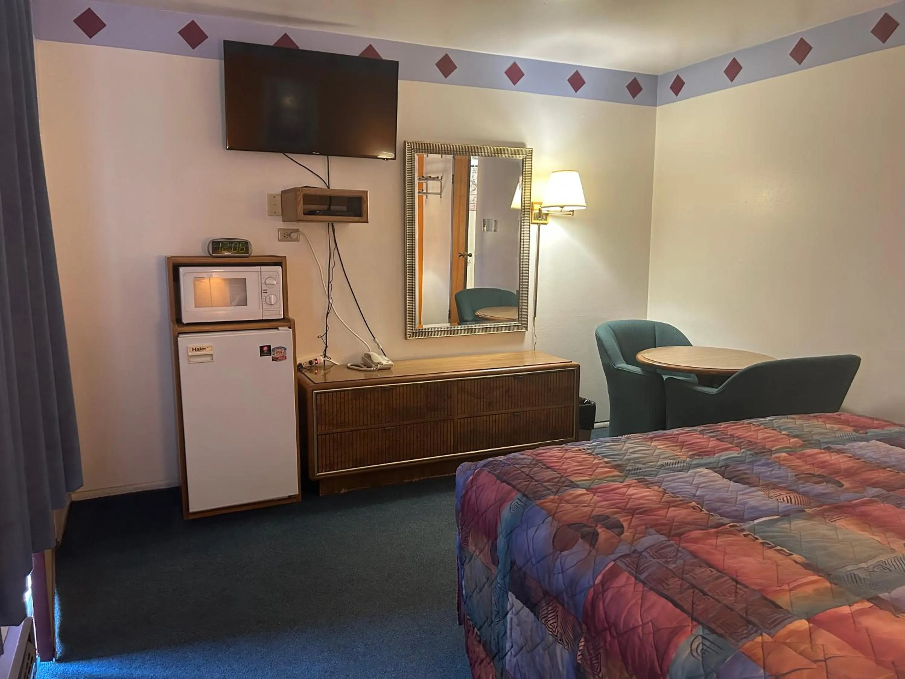 Bedroom, Bed in Oregon Trail Motel By Townhouse Ontario OR