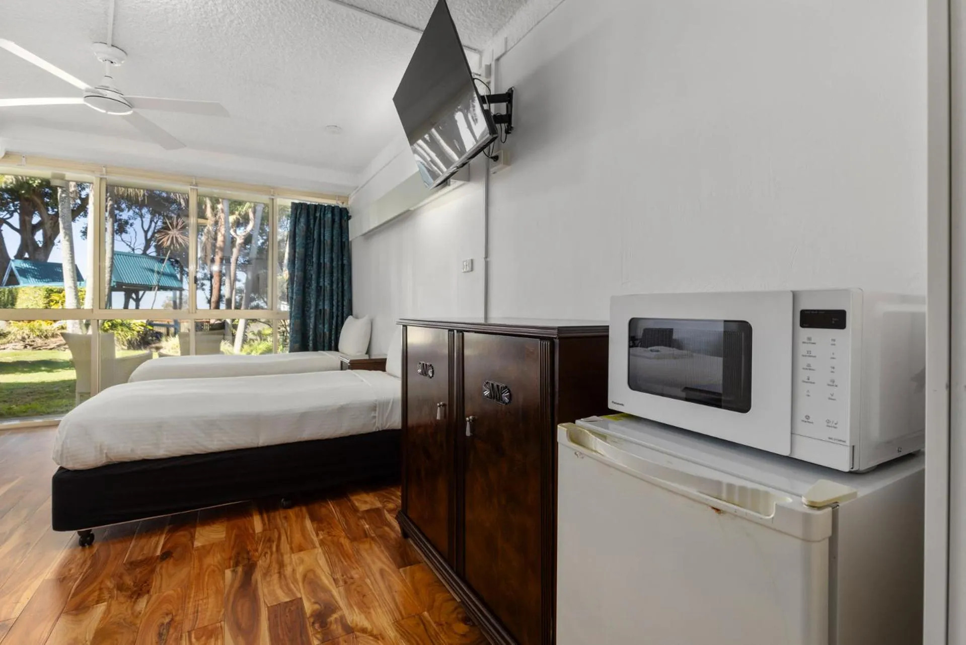 Bedroom, Bed in Motel Miramar