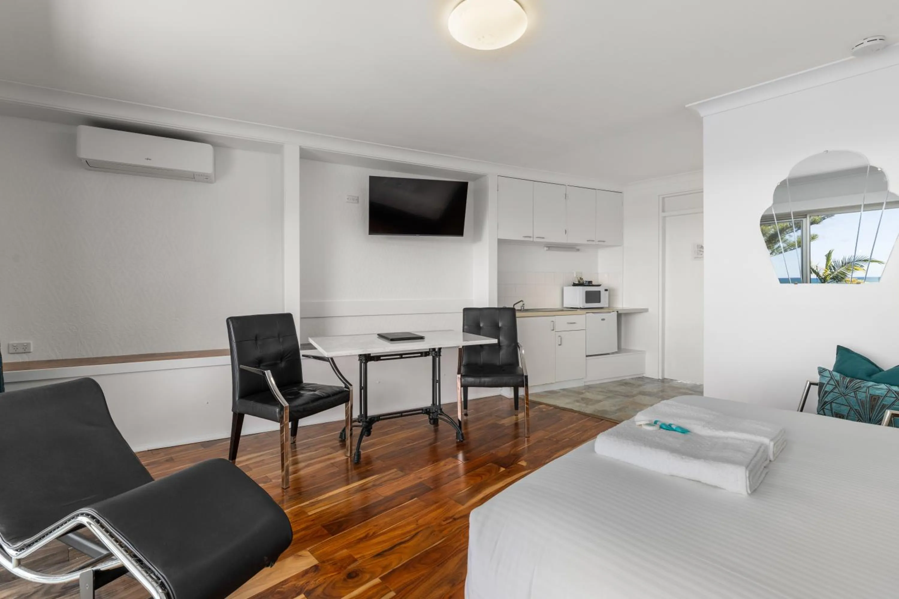 Photo of the whole room in Motel Miramar