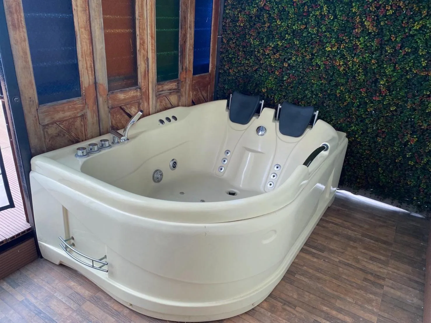 V20 Boutique Jacuzzi Hotel
