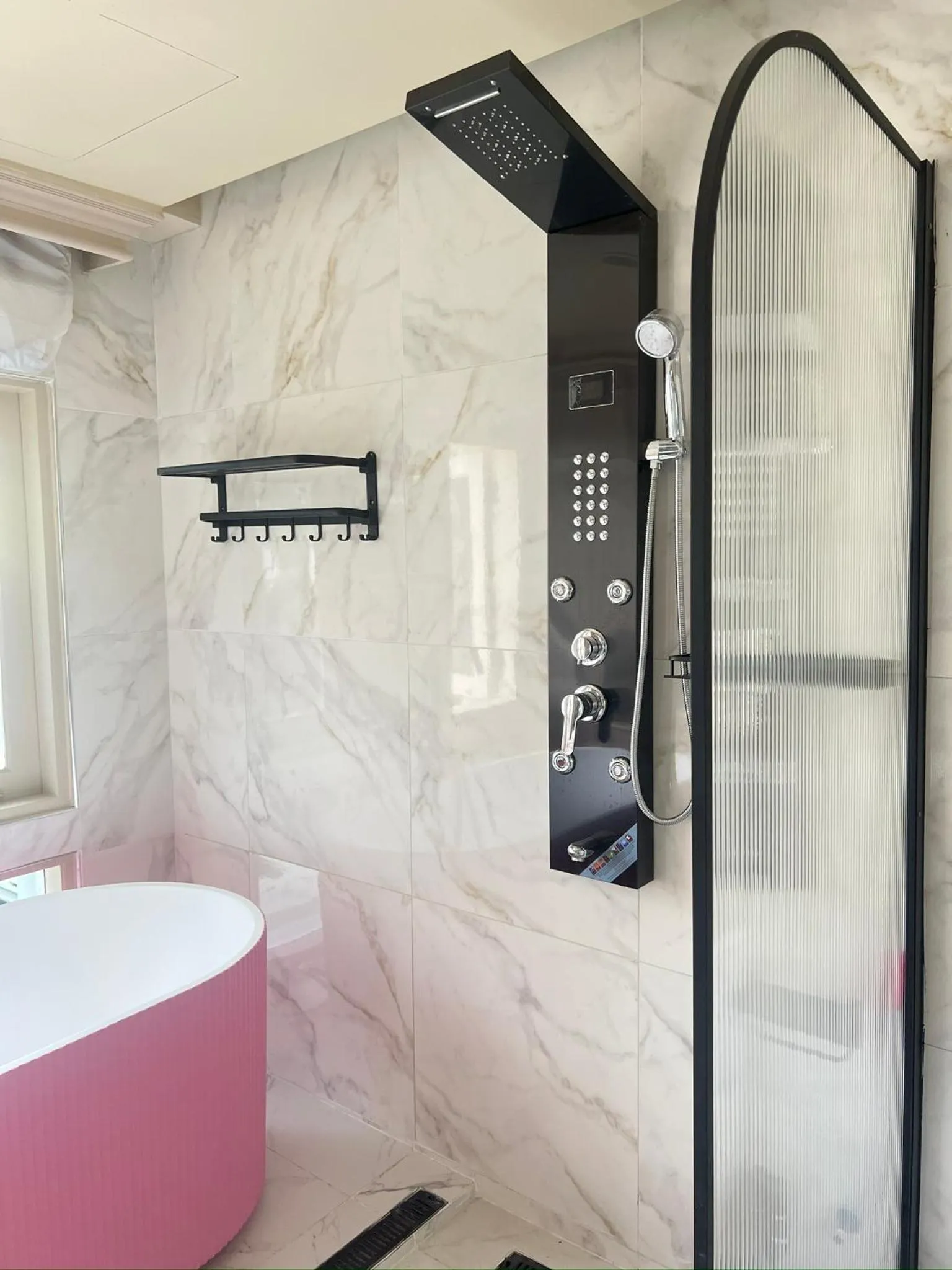 Shower in V20 Boutique Jacuzzi Hotel