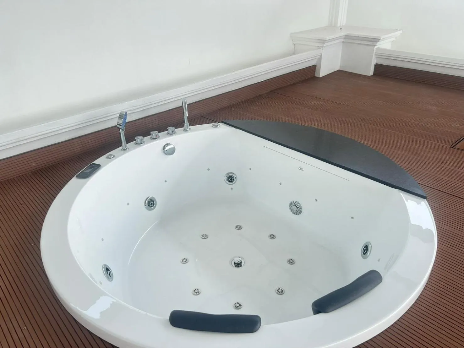 V20 Boutique Jacuzzi Hotel