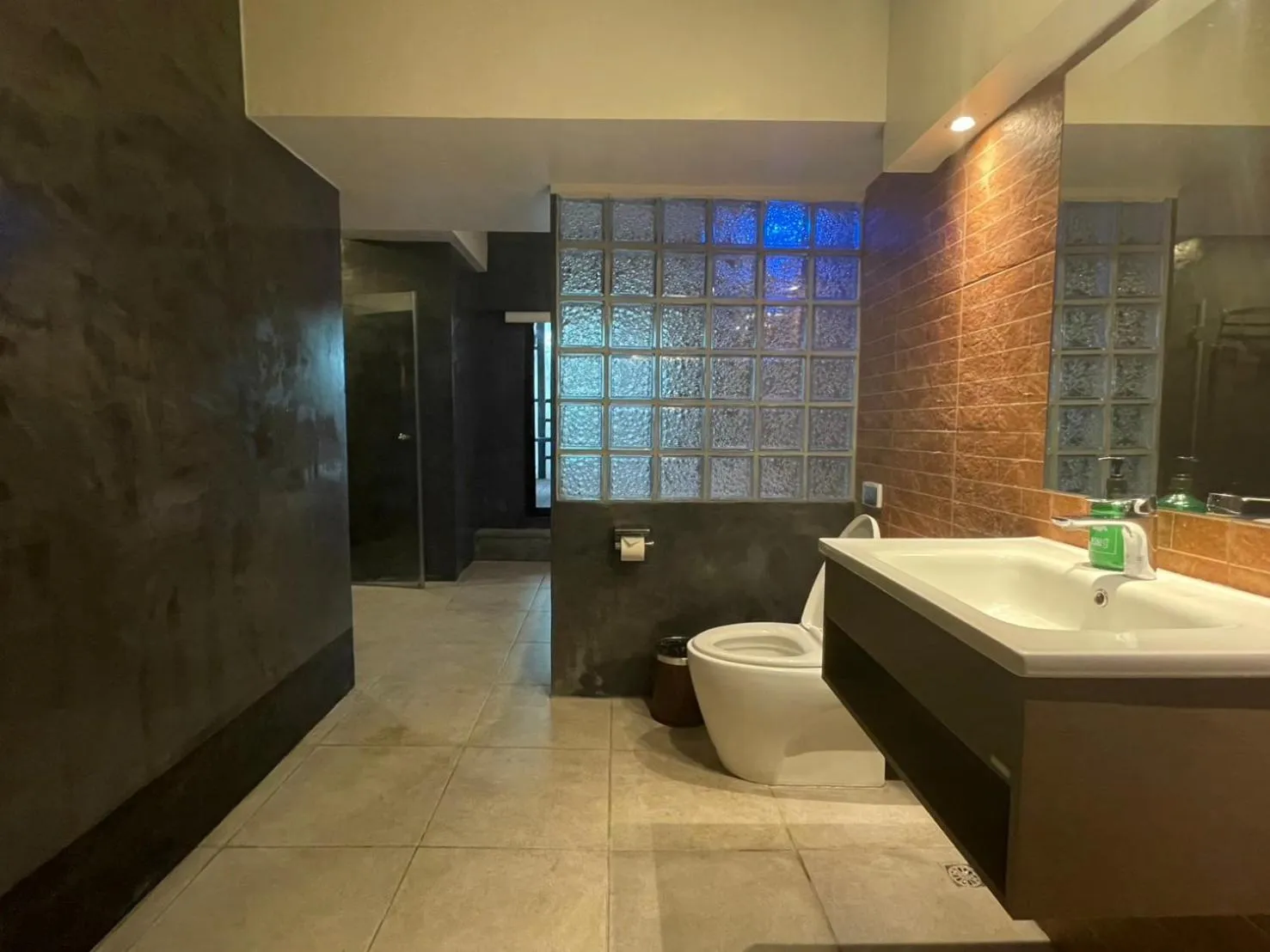 V20 Boutique Jacuzzi Hotel