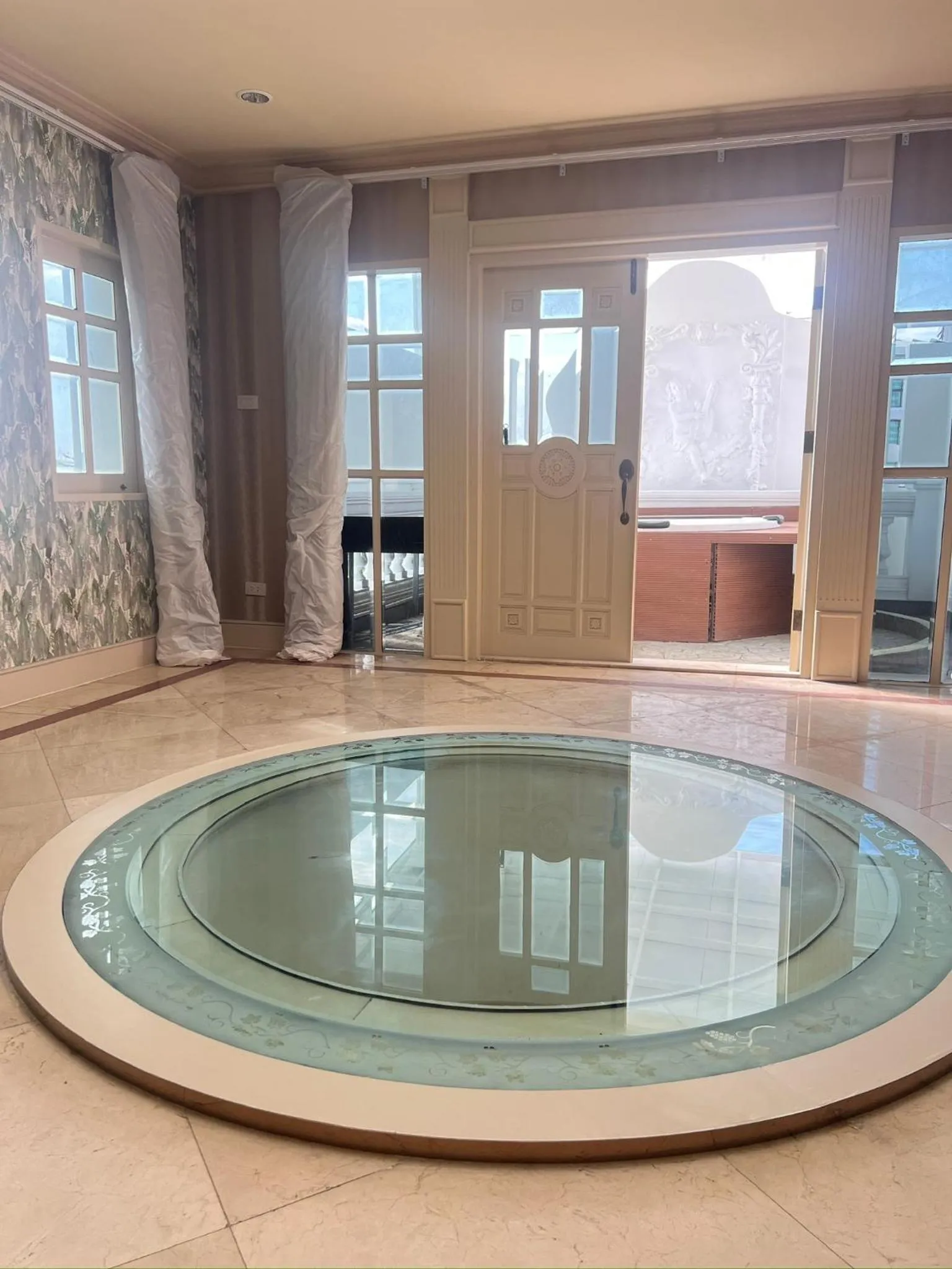 Living room in V20 Boutique Jacuzzi Hotel