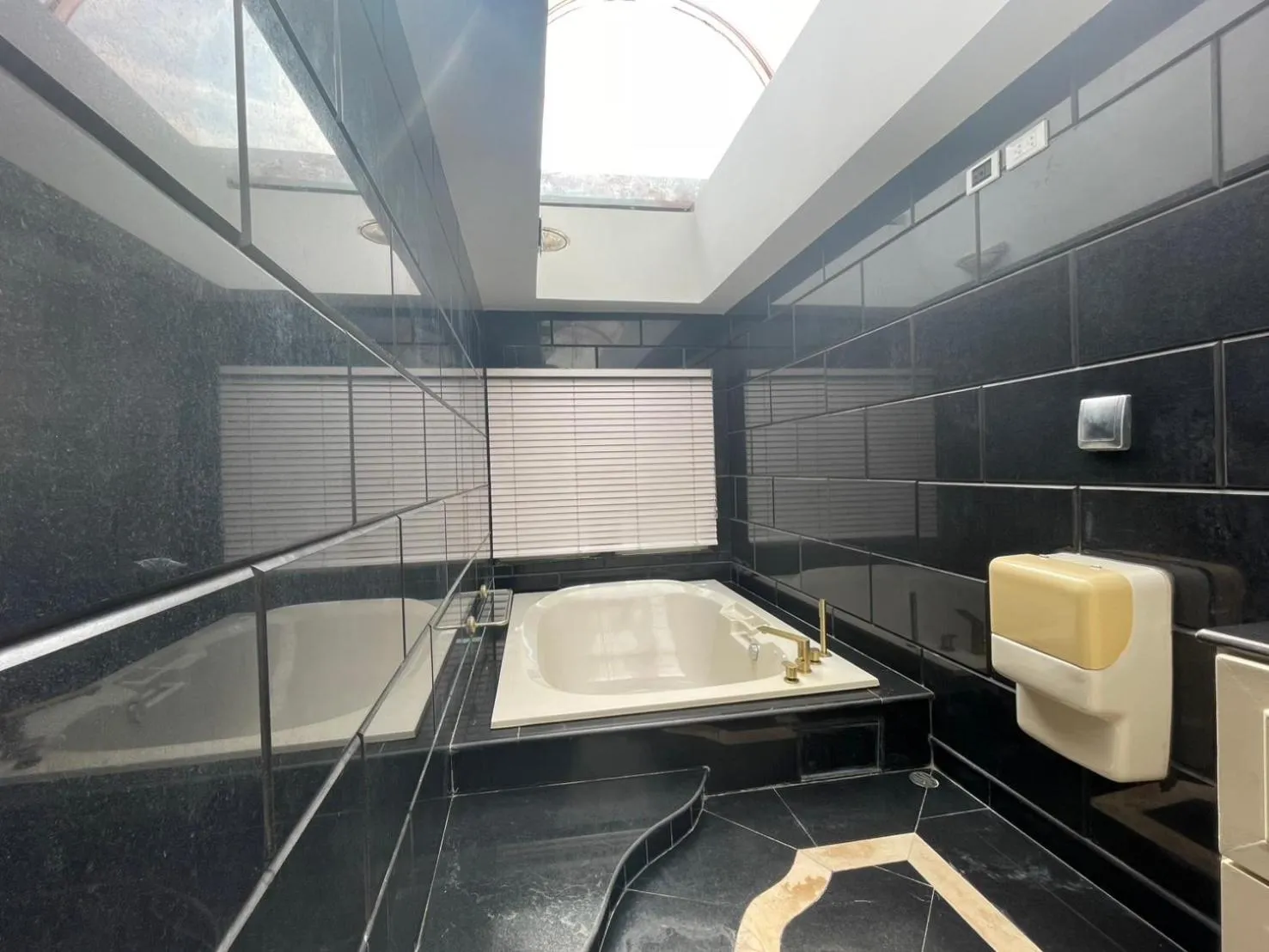 V20 Boutique Jacuzzi Hotel
